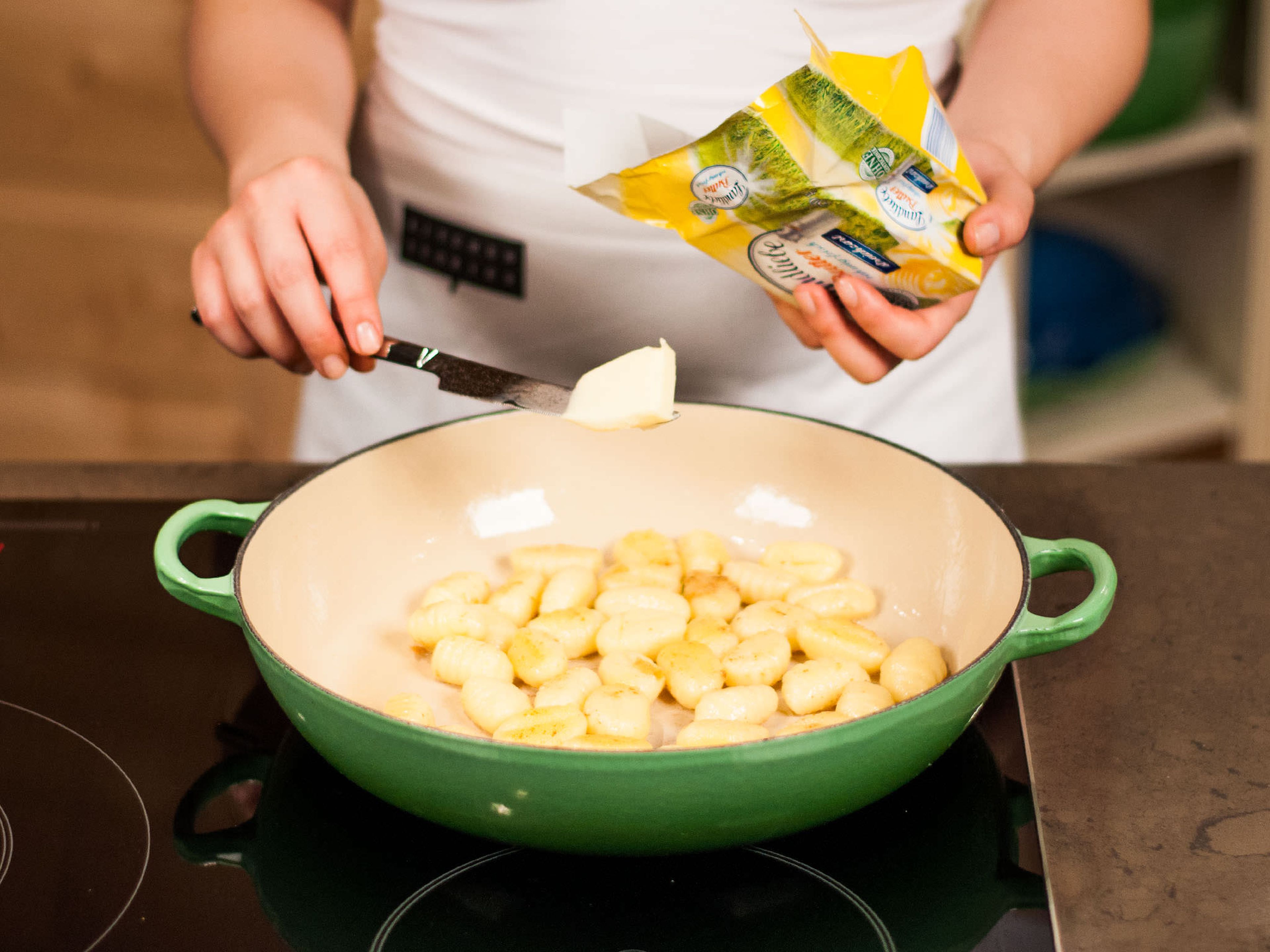 Gnocchi in einer Pfanne mit etwas Butter ca. 8 – 10 Min. anbraten.