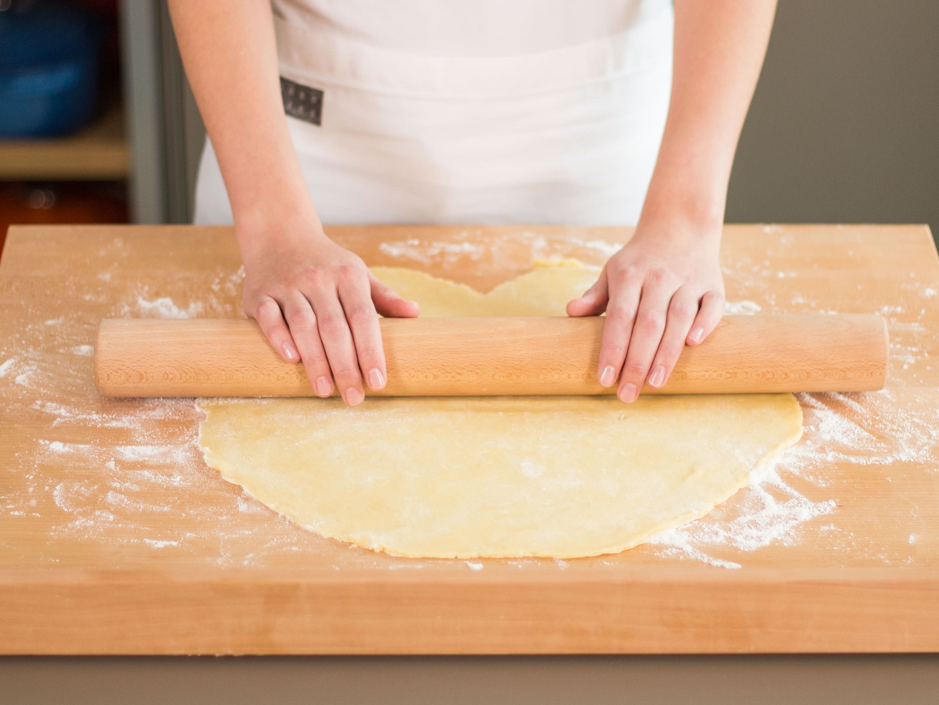 Backofen auf 180°C vorheizen. Mürbeteig in zwei gleich große Teile schneiden. Arbeitsfläche mit Mehl Bestäuben und Teig mit einem Nudelholz ausrollen, bis beide Teile größer als die Pie-Form sind.