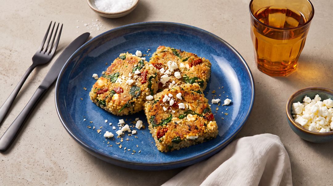 Power-Lunch für deine Mittagspause:Quinoa-Schnitten mit Spinat und Feta
