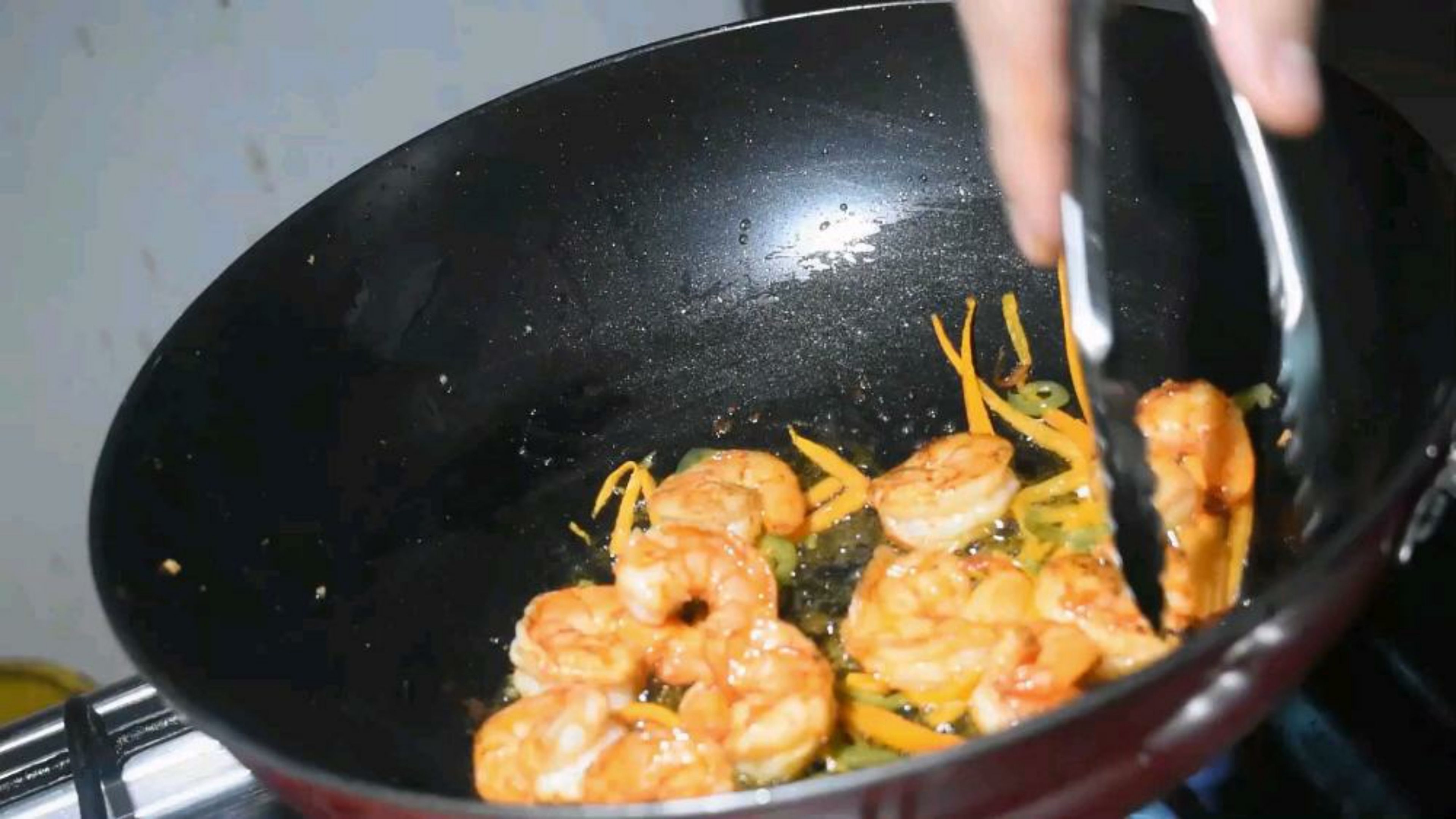 Take Back the Shrimps and finish them and add the glaze un the wok