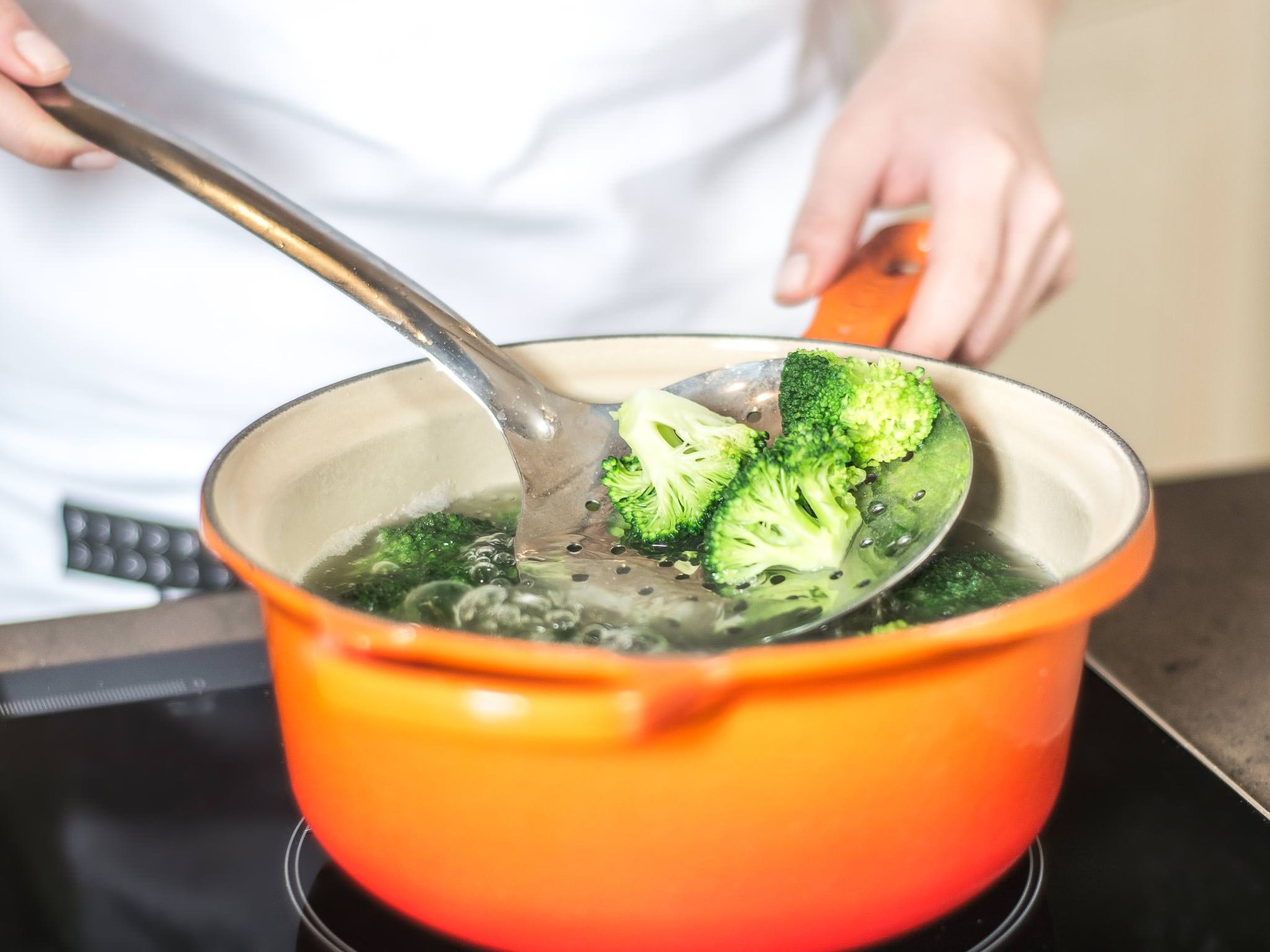 Anschließend Brokkoli im kochenden Salzwasser ca. 3 – 4 Min. blanchieren, sodass er noch bissfest ist. Mit einer Schaumkelle entnehmen und beiseitestellen.