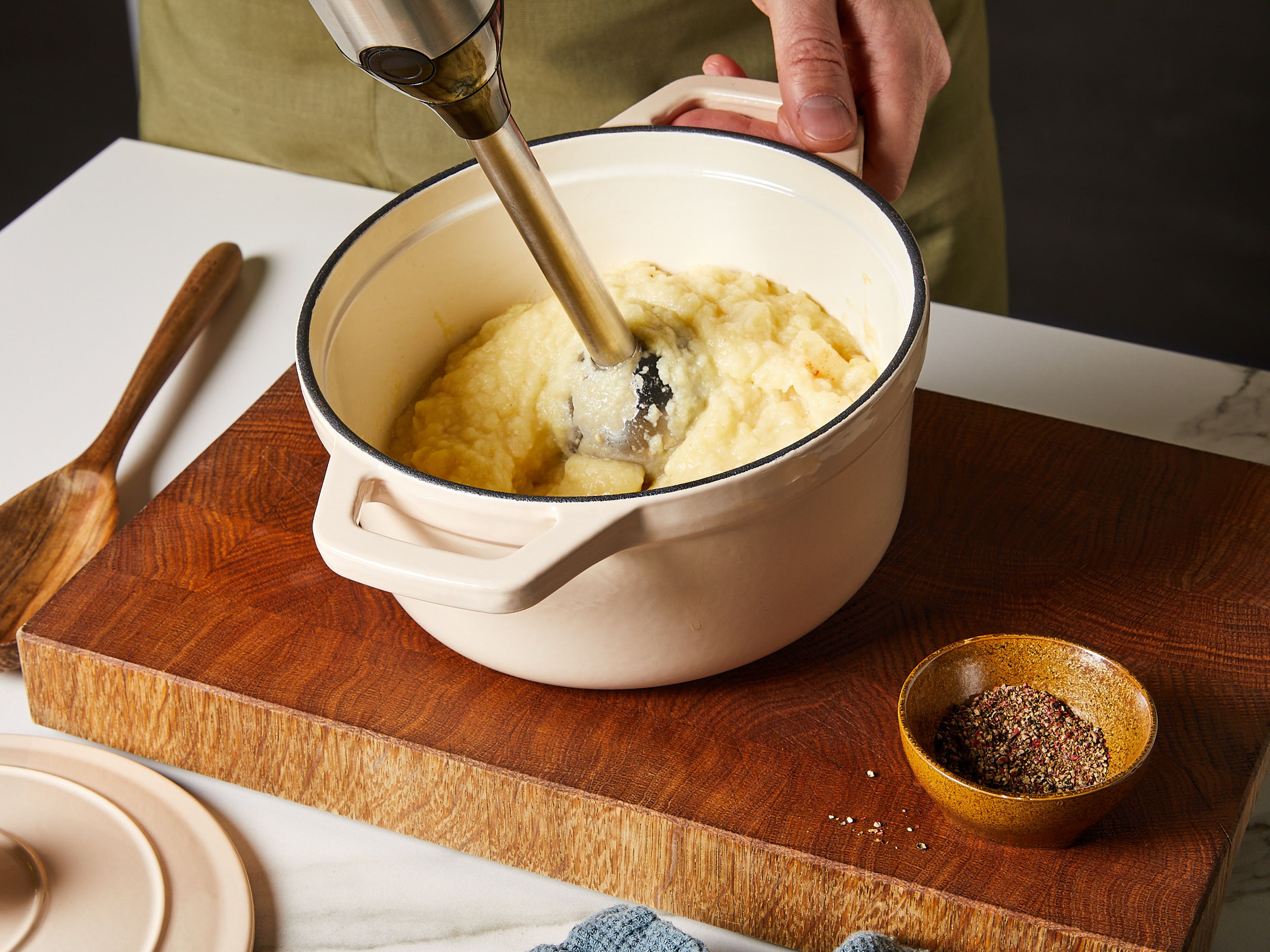 Die Kartoffeln und den Knollensellerie schälen und in etwa gleich große Würfel schneiden. Mit pflanzlicher Milchalternative in einen Topf geben, aufkochen und bei mittlerer Hitze ca. 20 Min. zugedeckt köcheln lassen. Währenddessen mit dem nächsten Schritt fortfahren. Nach der Kochzeit die pflanzliche Butteralternative einrühren. Vom Herd nehmen und mit einem Kartoffelstampfer oder Pürierstab zu einem feinen, cremigen Püree verarbeiten. Mit Salz und Pfeffer abschmecken.