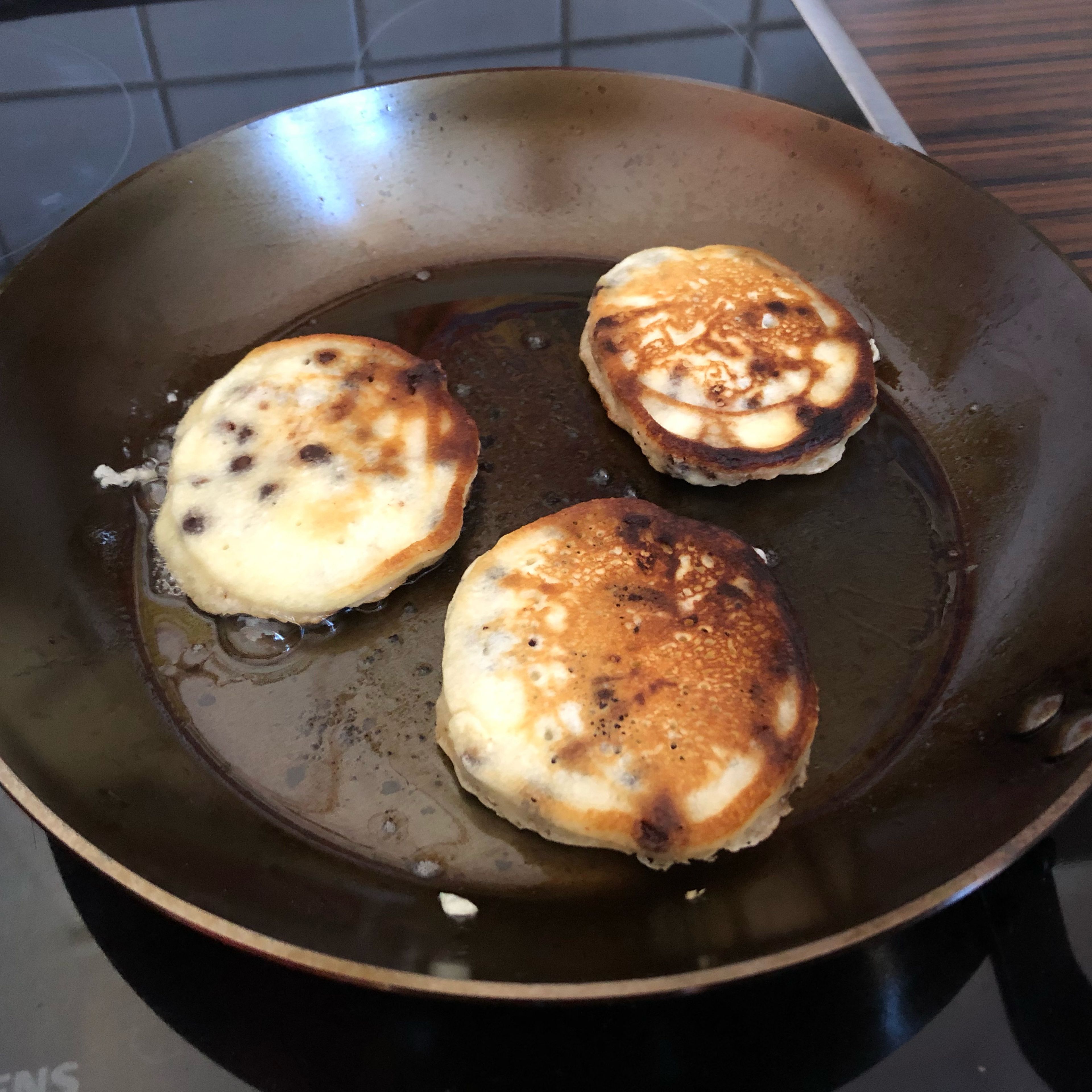 In der Pfanne mit wenig Butter goldbraun backen. 3-4 Pancakes passen in eine Pfanne.