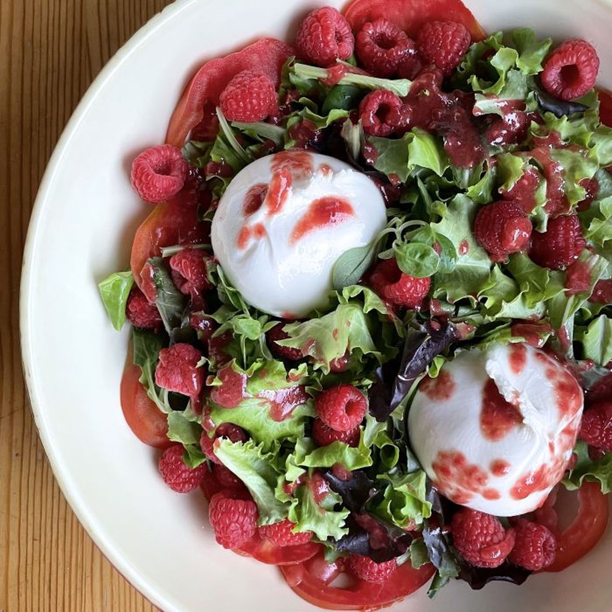 Sommerlicher Salat mit Burrata und Himbeerdressing | Rezept | Kitchen ...