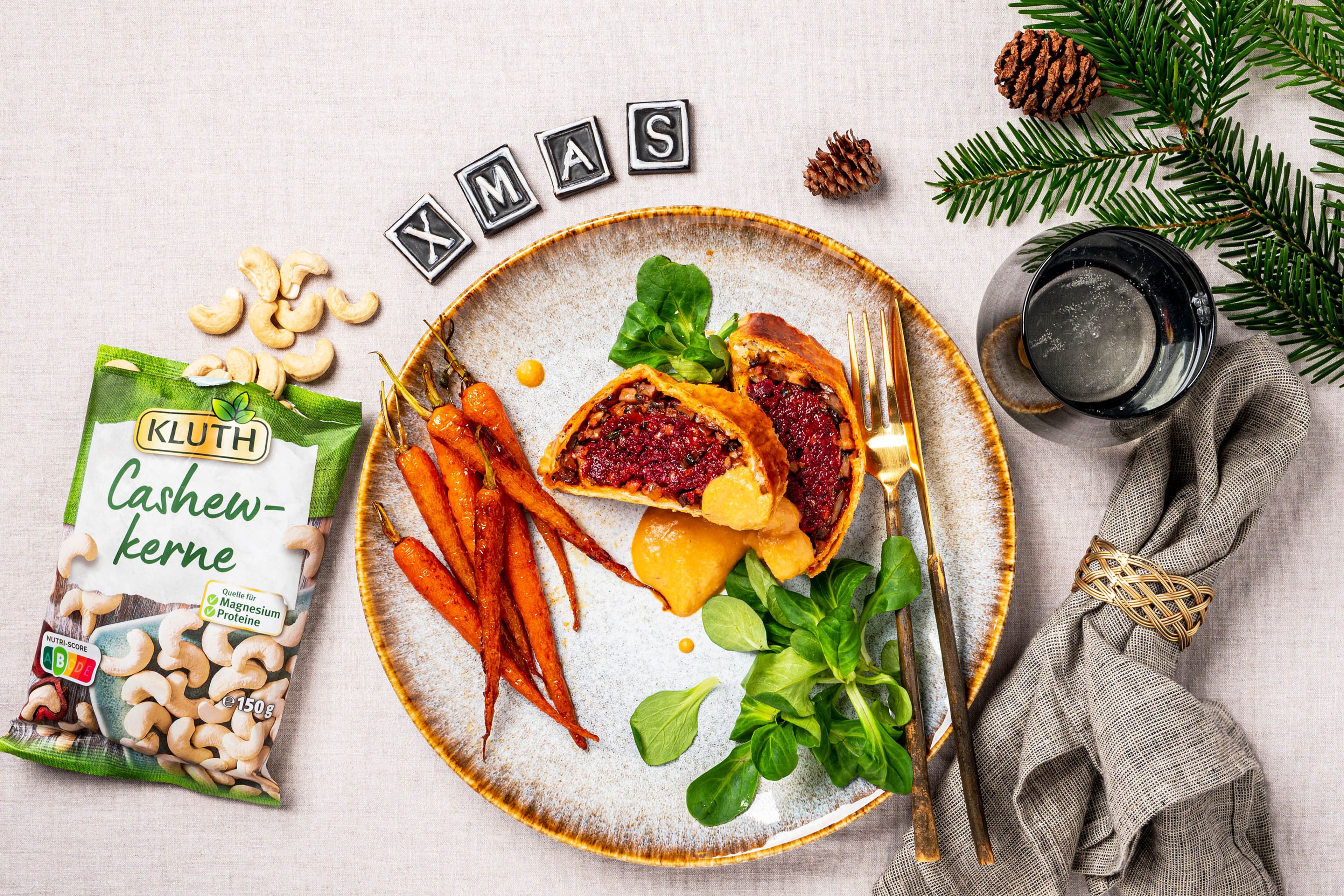 Beet-Wellington mit bunten Möhren und Cashew-Sauce