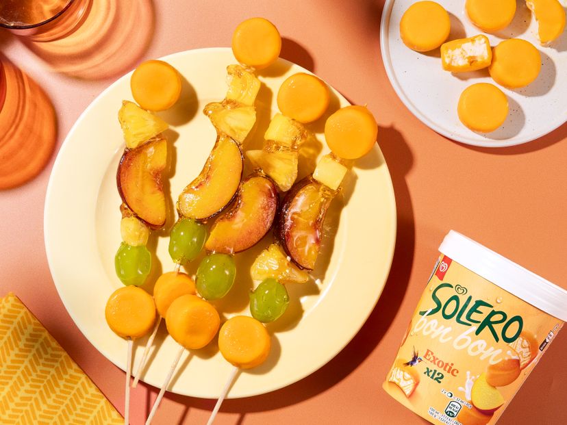 Tropische Tanghulu mit Solero bon bon (kandierte Fruchtspieße)
