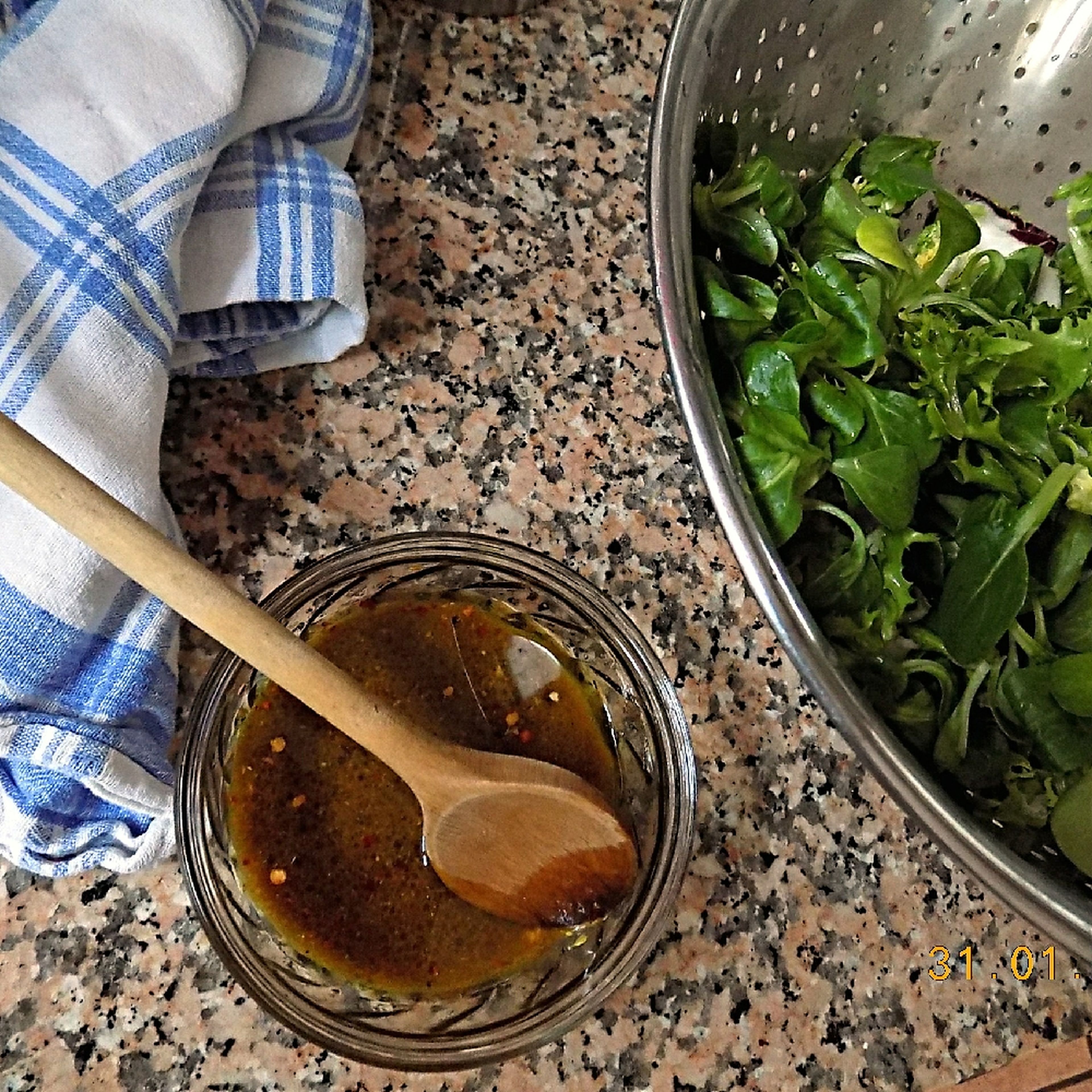 Den Salat waschen und abtropfen lassen. Olivenöl mit dem Honig, Senf und Balsamicoessig verrühren und mit Wasser verdünnen. Mit Chiliflocken, Salz und Pfeffer abschmecken. Salat und Dressing noch nicht vermischen.