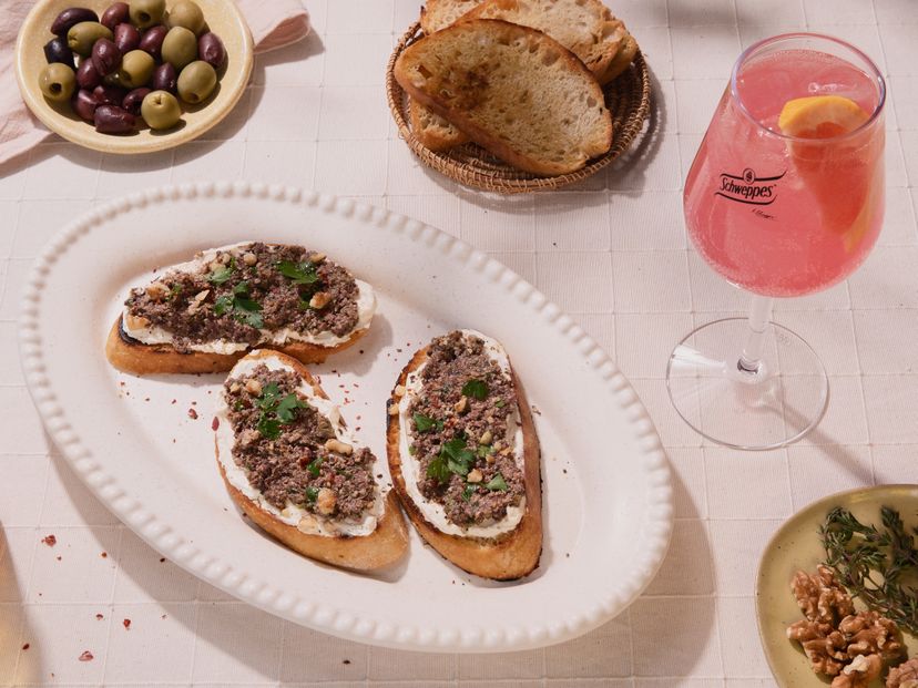 Frischkäse-Crostinis mit hausgemachter Oliven-Tapenade