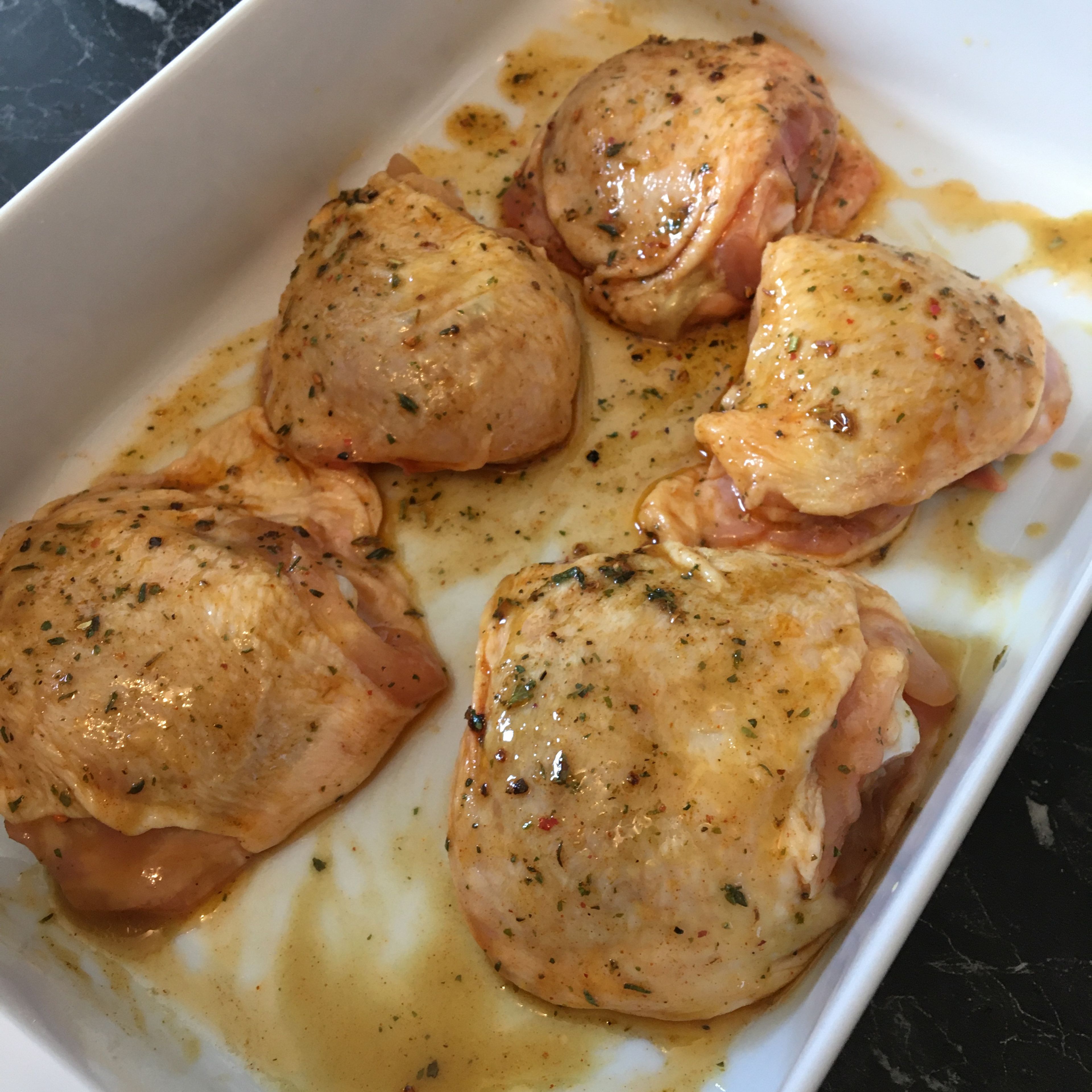 Hühnerkeulen in eine Auflaufform geben. Honig Senfsauce unter die Haut der Hühnerkeulen verschmieren und restliche Sauce darüber tröpfeln lassen.