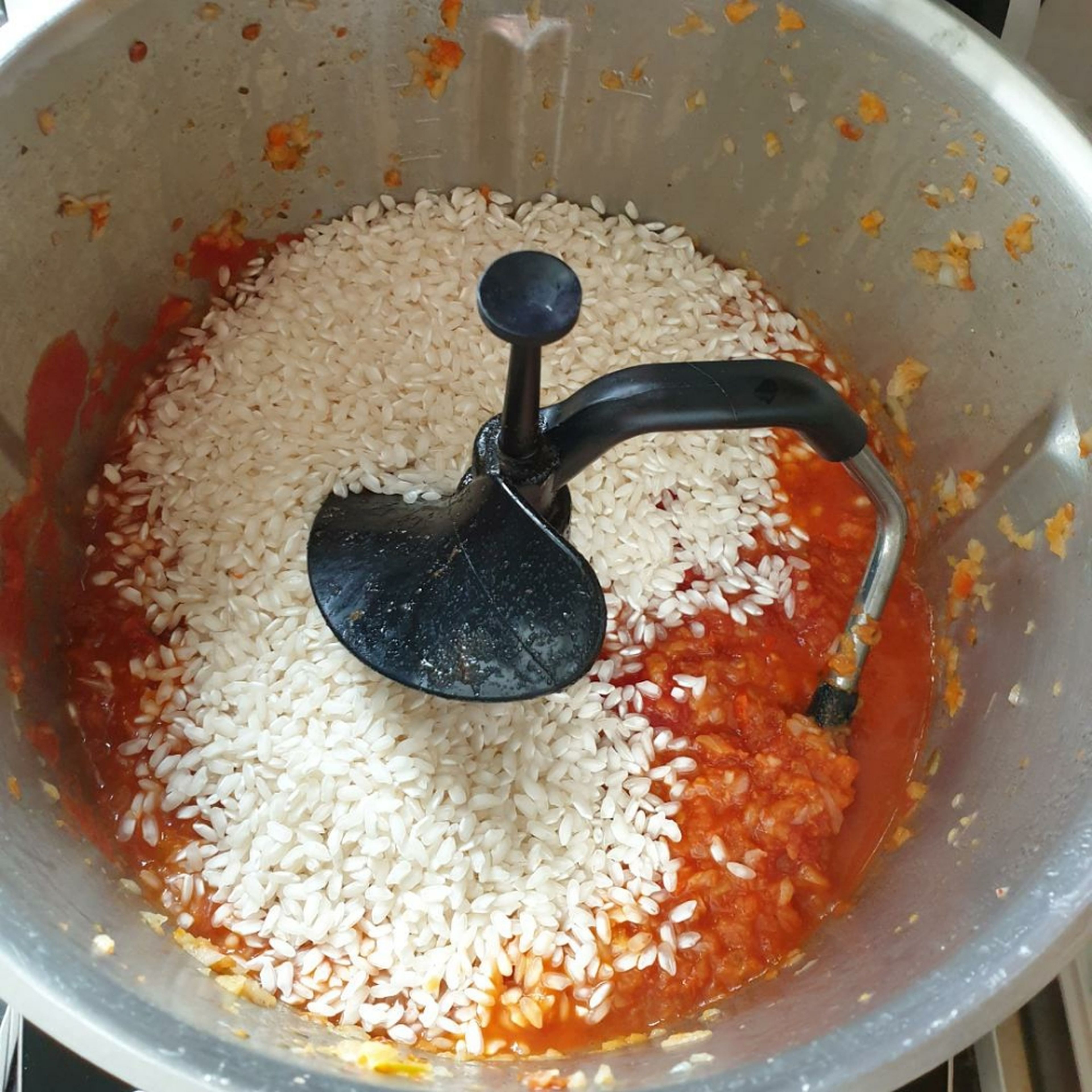 Im Anschluss den Risottoreis und die Dose geschälte Tomaten hinzugeben, den Deckel ohne Messbecher schließen und kurz mit anbraten (3D-Rührer | Stufe 3 | 140°C | 3 Minuten). Den Deckel kurz öffnen und nach und nach den Weißwein und den Gemüsefond zugeben und alles bei geschlossenem Deckel, ohne Messbecher, köcheln lassen (3D-Rührer | Stufe 3 | 94°C | 18 Minuten).