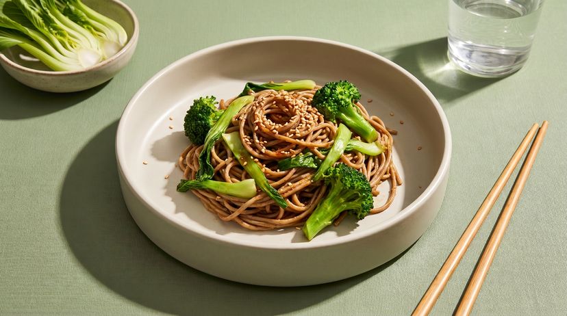 Schnelle Soba-Nudeln mit Brokkoli und Pak Choi