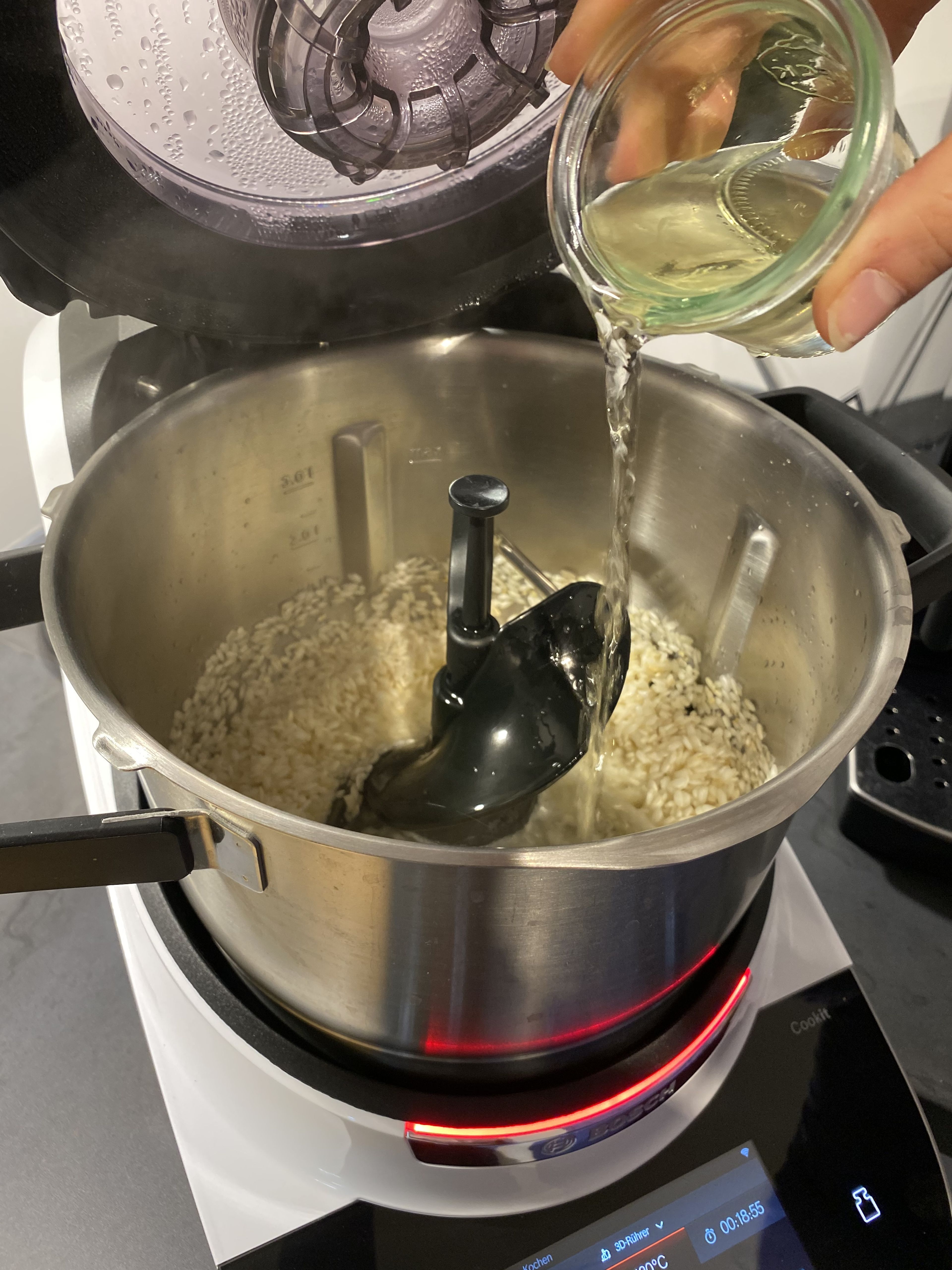 Anschließend wird der Risottoreis mit Weißwein abgelöscht und der Deckel danach wieder geschlossen, damit der Reis weitergaren kann (3D-Rührer l Stufe 3 l 110°C l ca. 20 Min.). Die Garzeit kann abhängig von der Reissorte variieren.