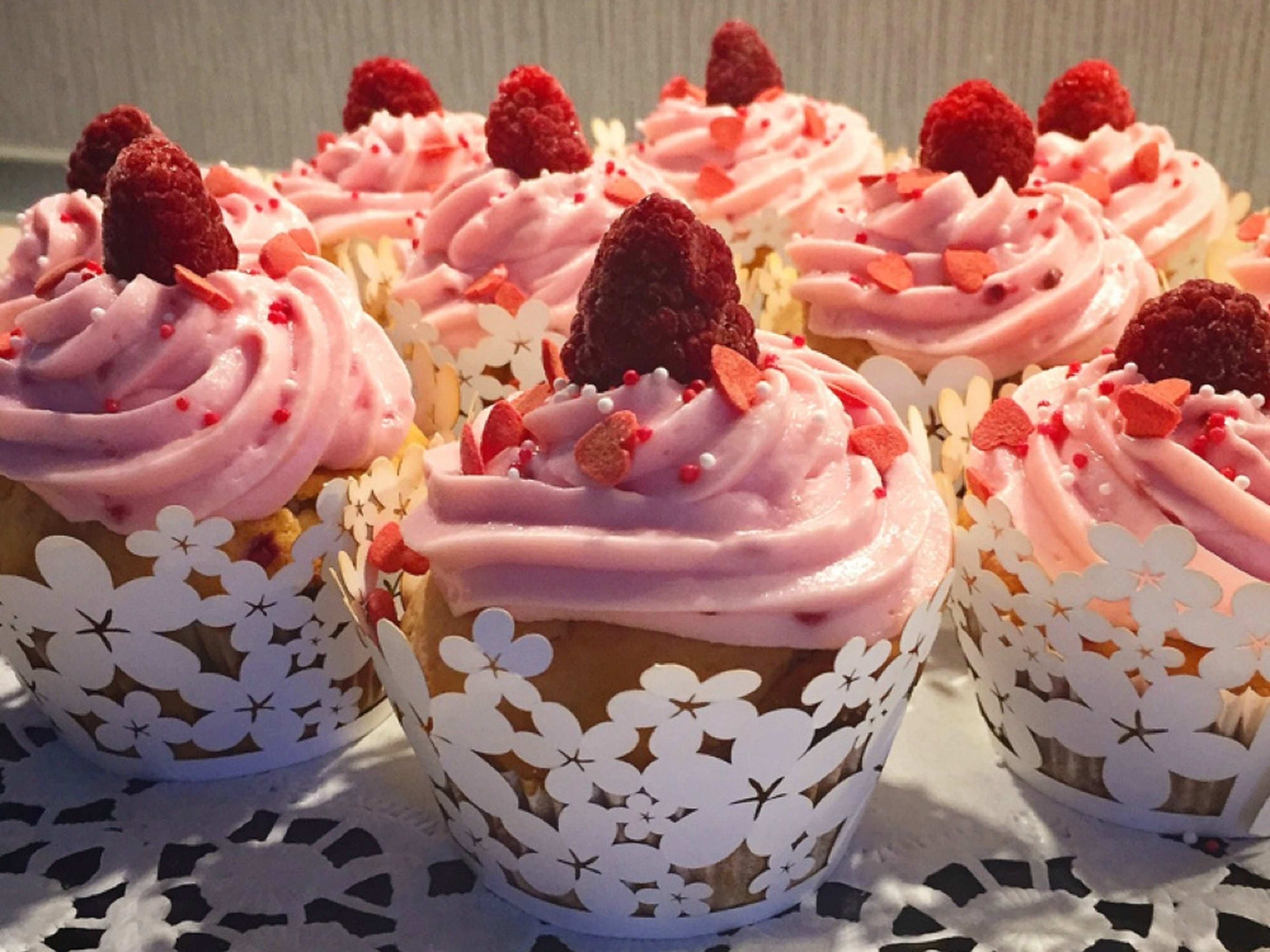 Cupcakes mit Himbeeren und weißer Schokolade