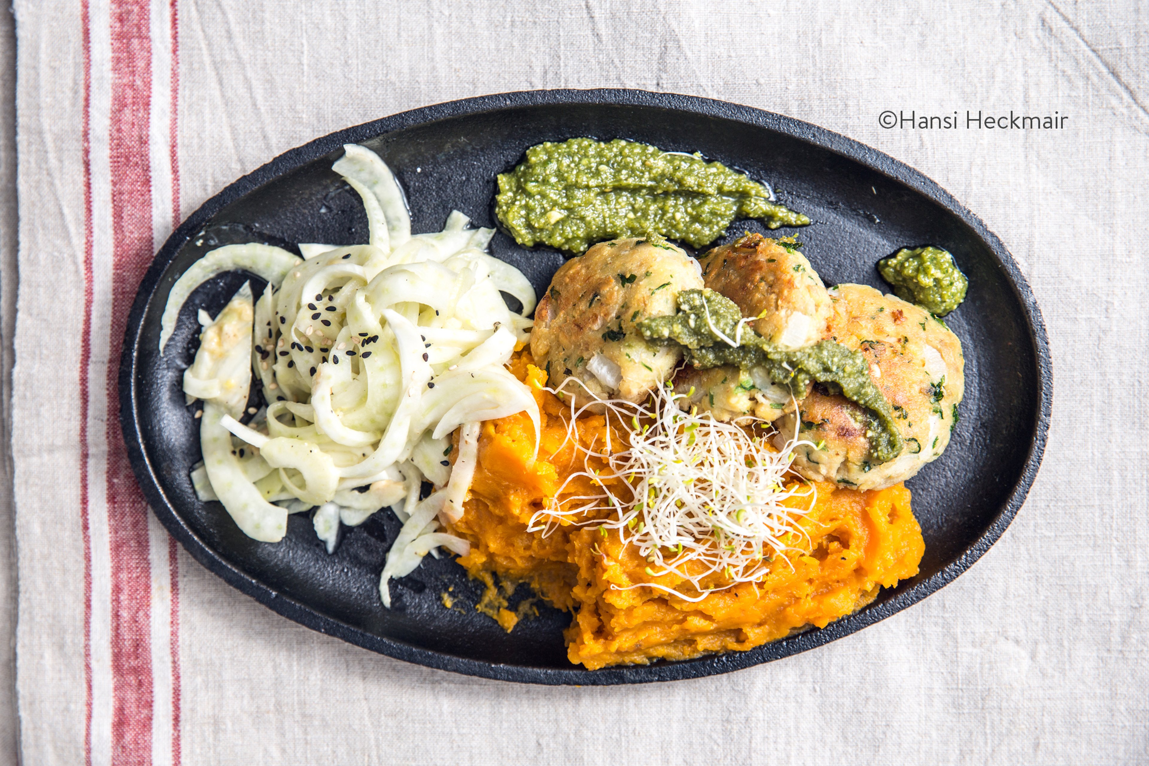 Tempeh-Buletten mit Fenchel, Süßkartoffelstampf und Basilikumpesto