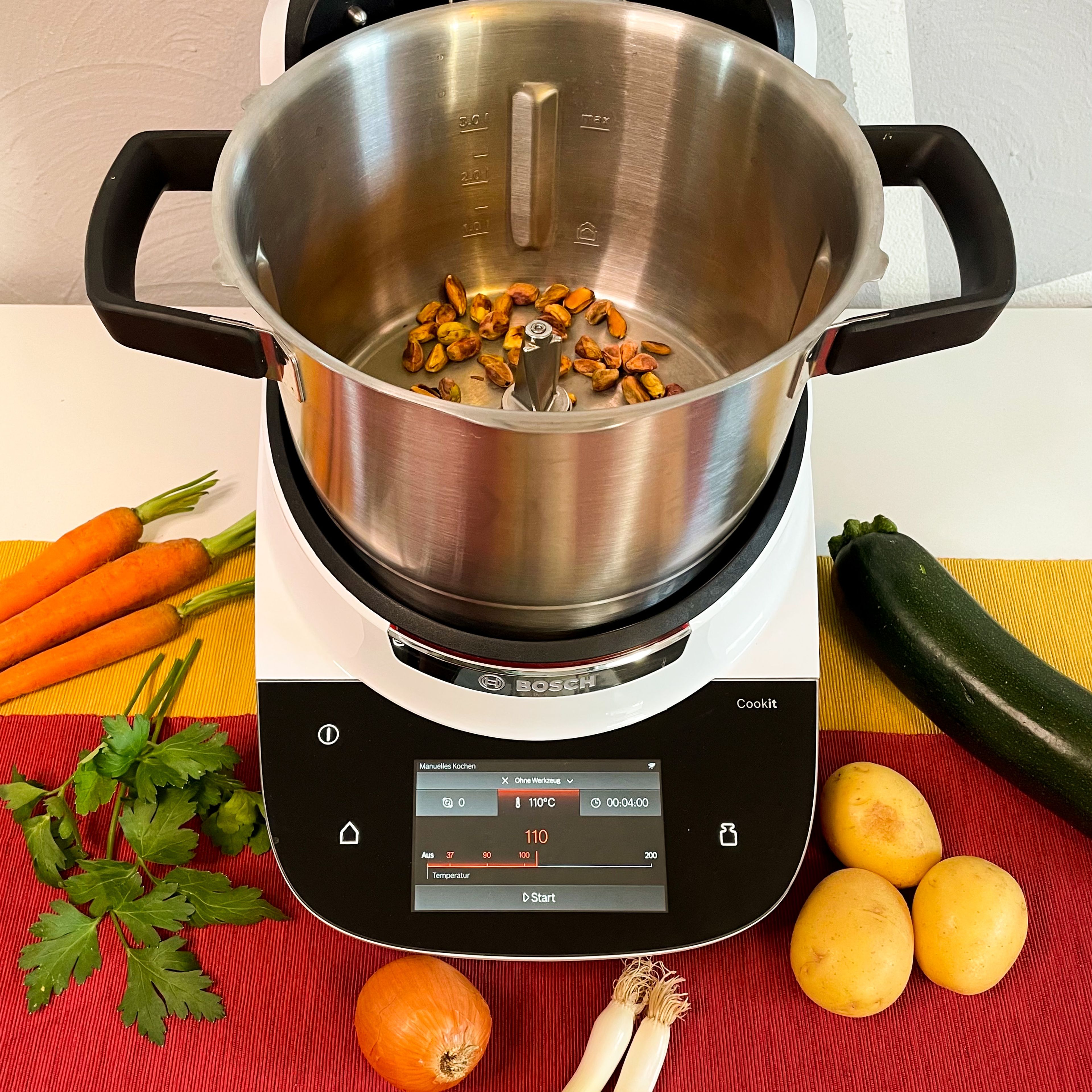 Pistazien in den Bosch Cookit geben und unter regelmäßigem Bewegen mit dem Cookit Küchenspatel anrösten, bis sie eine leichte Bräune bekommen (ohne Werkzeug | 98°C | ca. 5 min).
