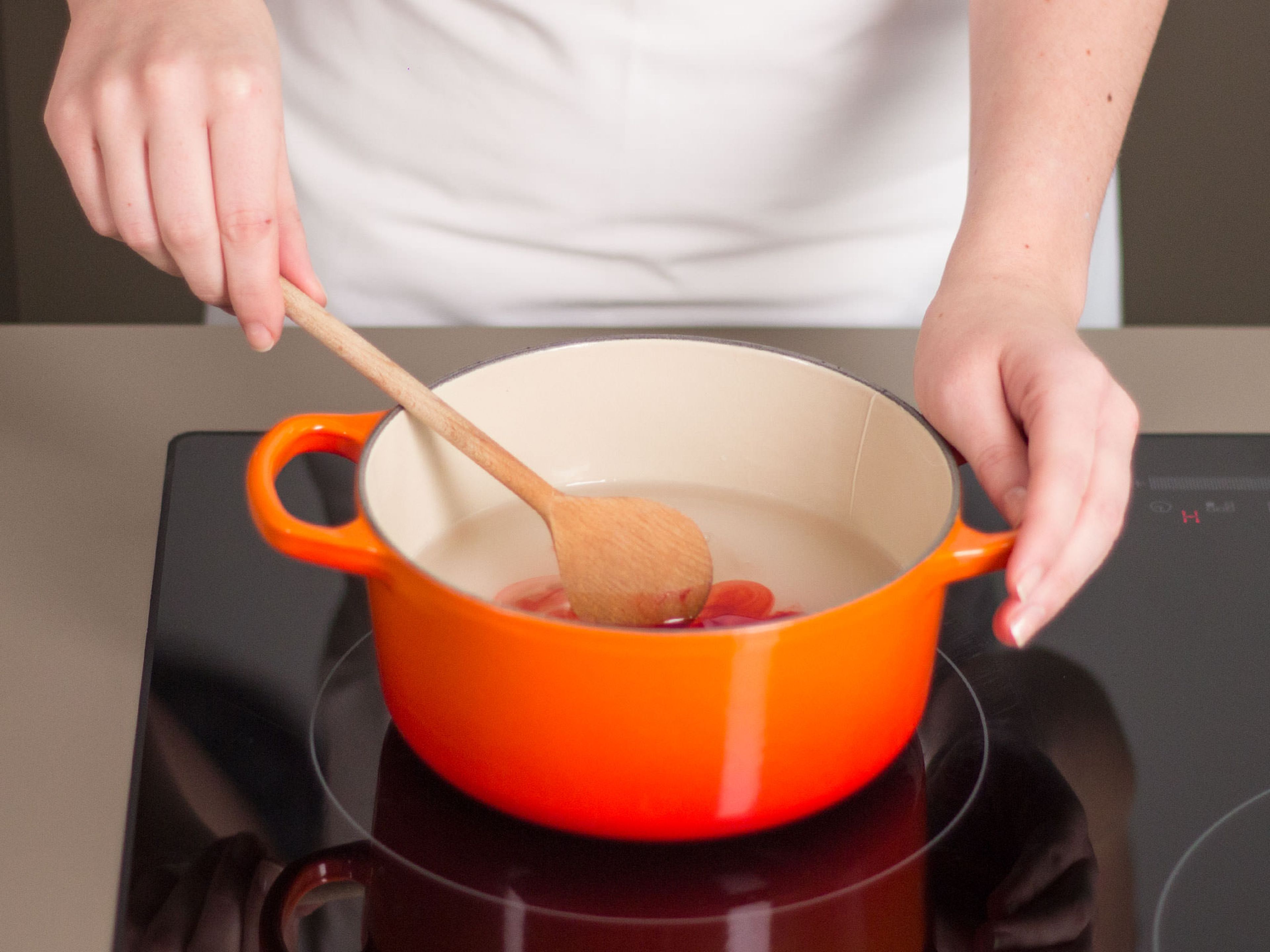 Zucker, Maissirup und Wasser in einem kleinen Topf vermischen und aufkochen, für ca. 8 - 10 Min. kochen lassen oder bis die Mischung laut Zuckerthermometer 150°C erreicht hat.