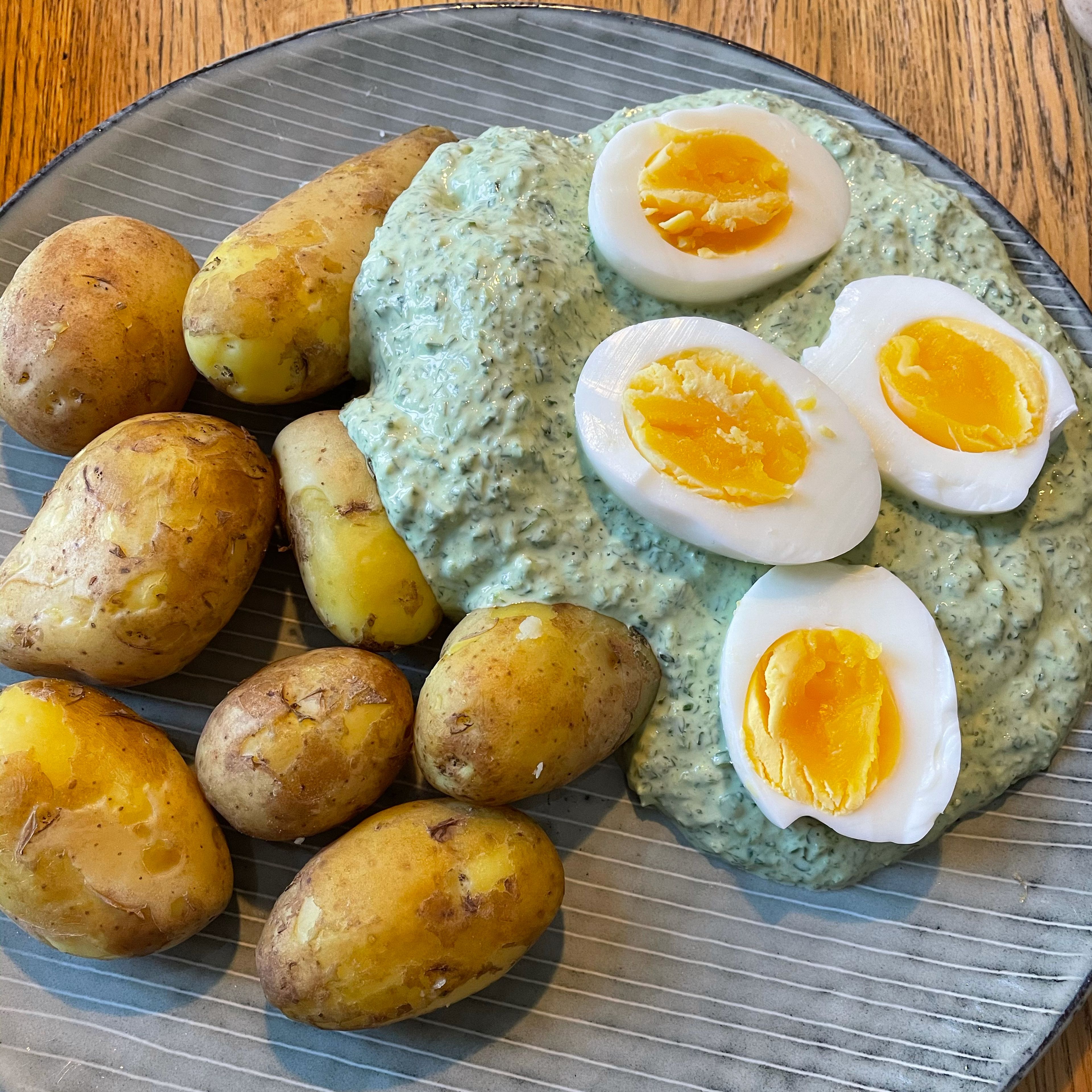 Serve the green sauce cold. Classically with boiled and halved eggs and boiled potatoes or breaded schnitzel, which is thereby upgraded to "Frankfurter Schnitzel". However, the sauce also goes well with fried or smoked salmon or cold roast meat.