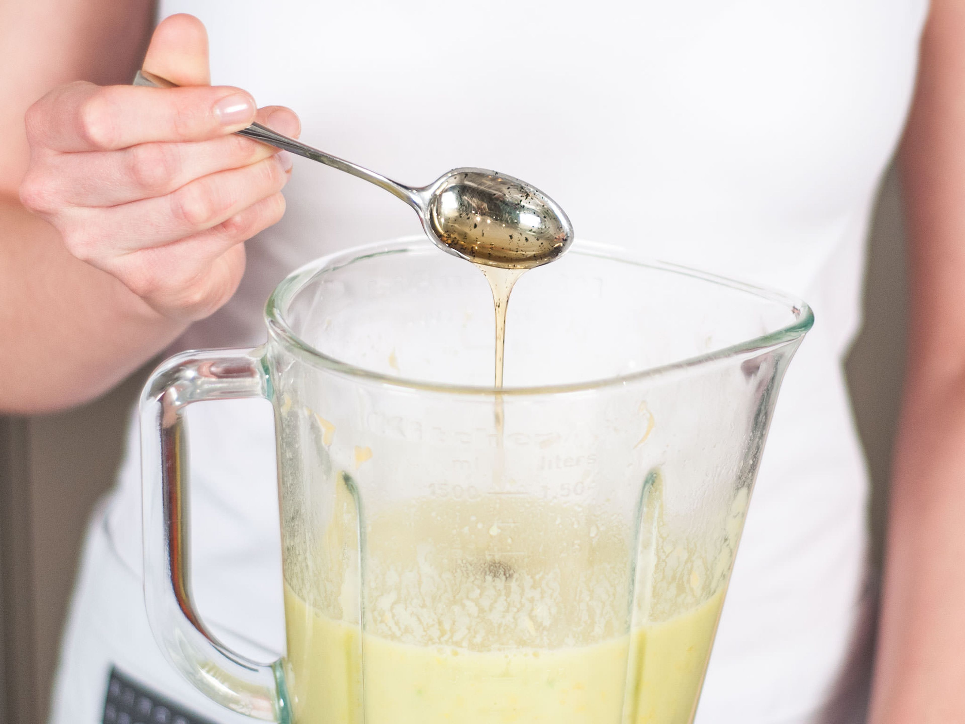 Pause blender and add vanilla extract. Then continue to mix for approx. 1 – 2 min. Enjoy immediately. For an even more refreshing experience, serve on ice.