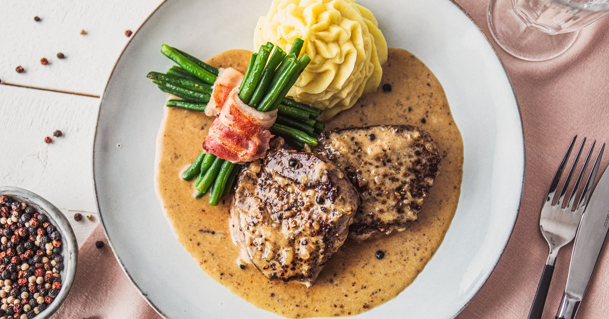 Klassisches Steak au poivre (Französisches Pfeffersteak) mit ...