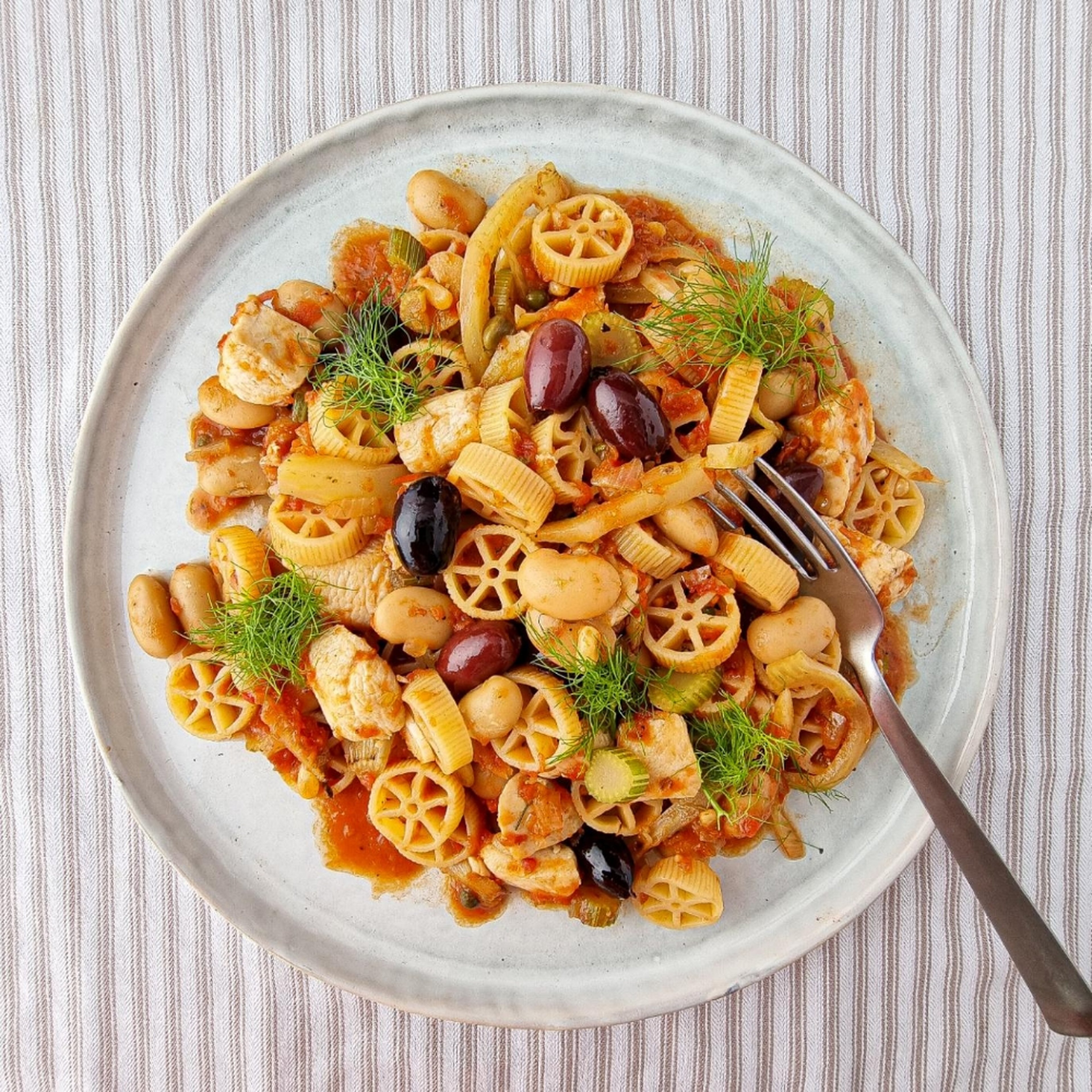 Pasta with mediterranean chicken ragù