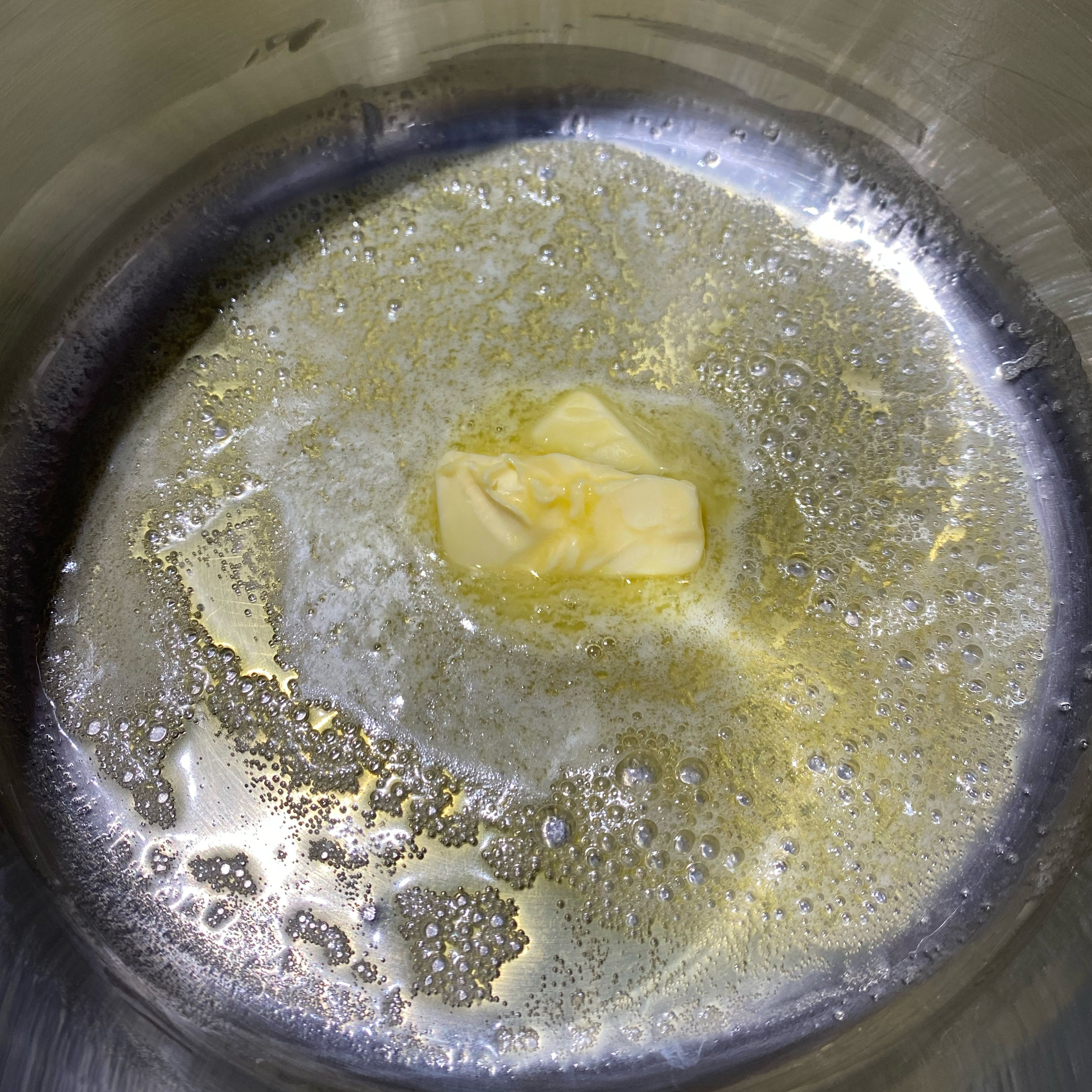Parallel in einem kleinen Topf etwas Butter zum schmelzen bringen.