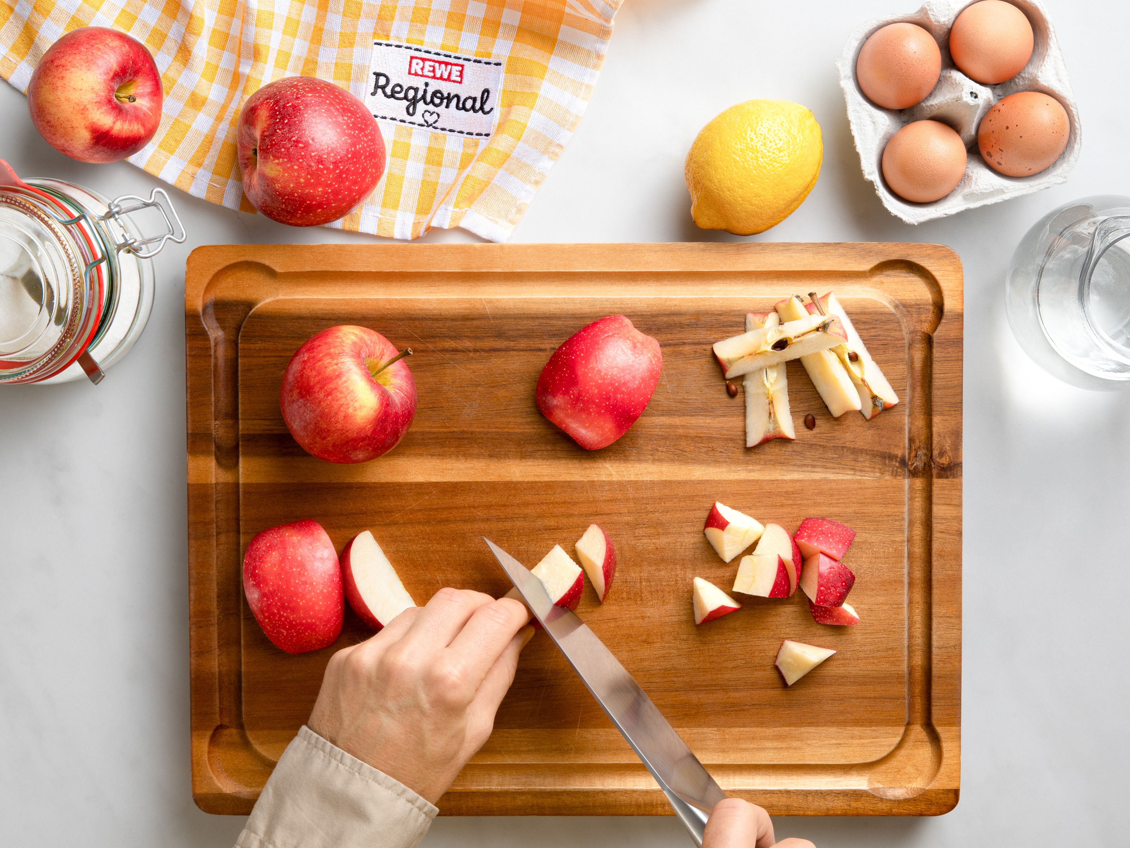 Soak almonds and raisins with apple juice for approx. 30 min. Wash, core and dice apples. Separate eggs, beat egg whites with sugar and salt until stiff and set aside.
