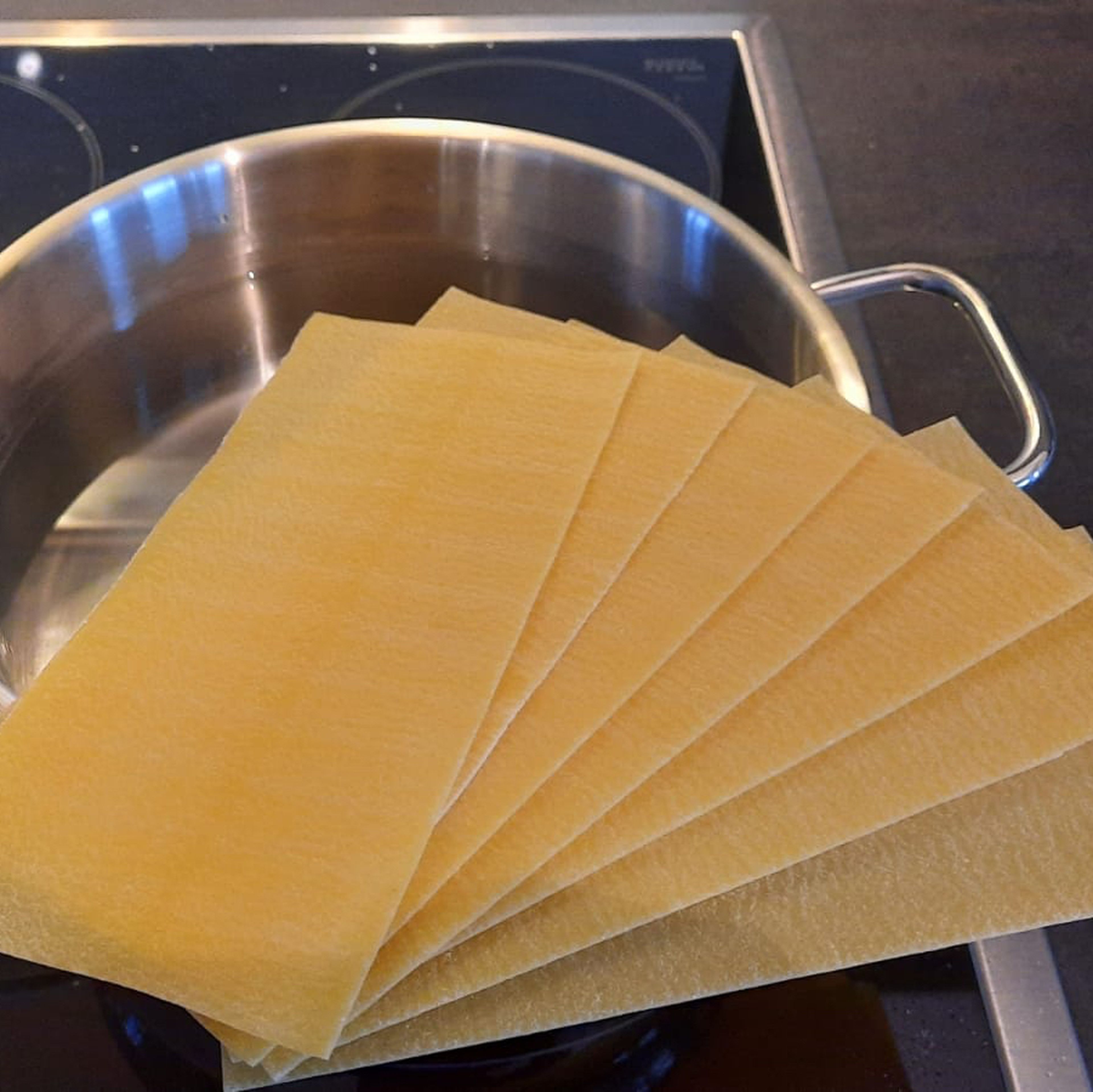 Lasagneplatten in kochendem, gesalzenem Wasser ca. 5-7 Min. vorkochen bis die Platten weich sind.