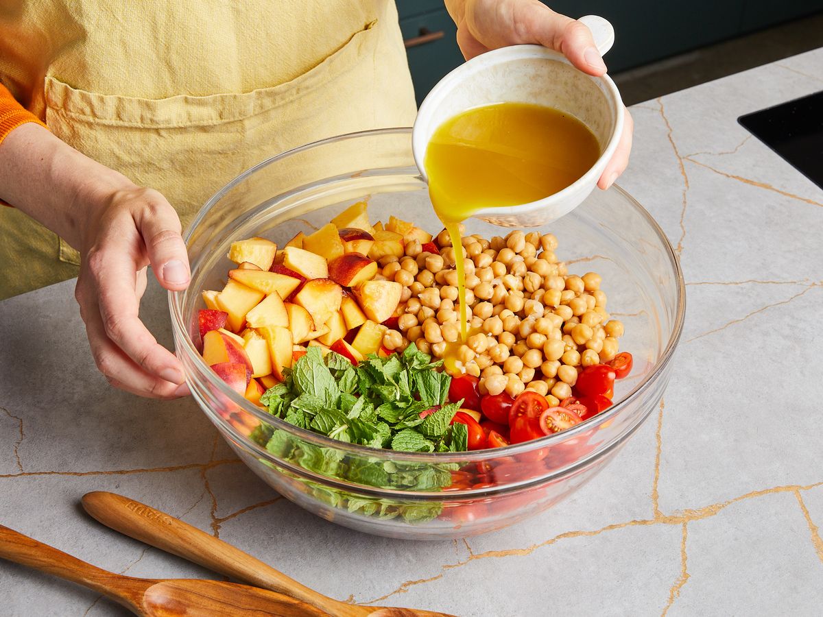 Sommerlicher Tomaten-Nektarinen-Salat mit Grilltaler | Rezept | Kitchen ...