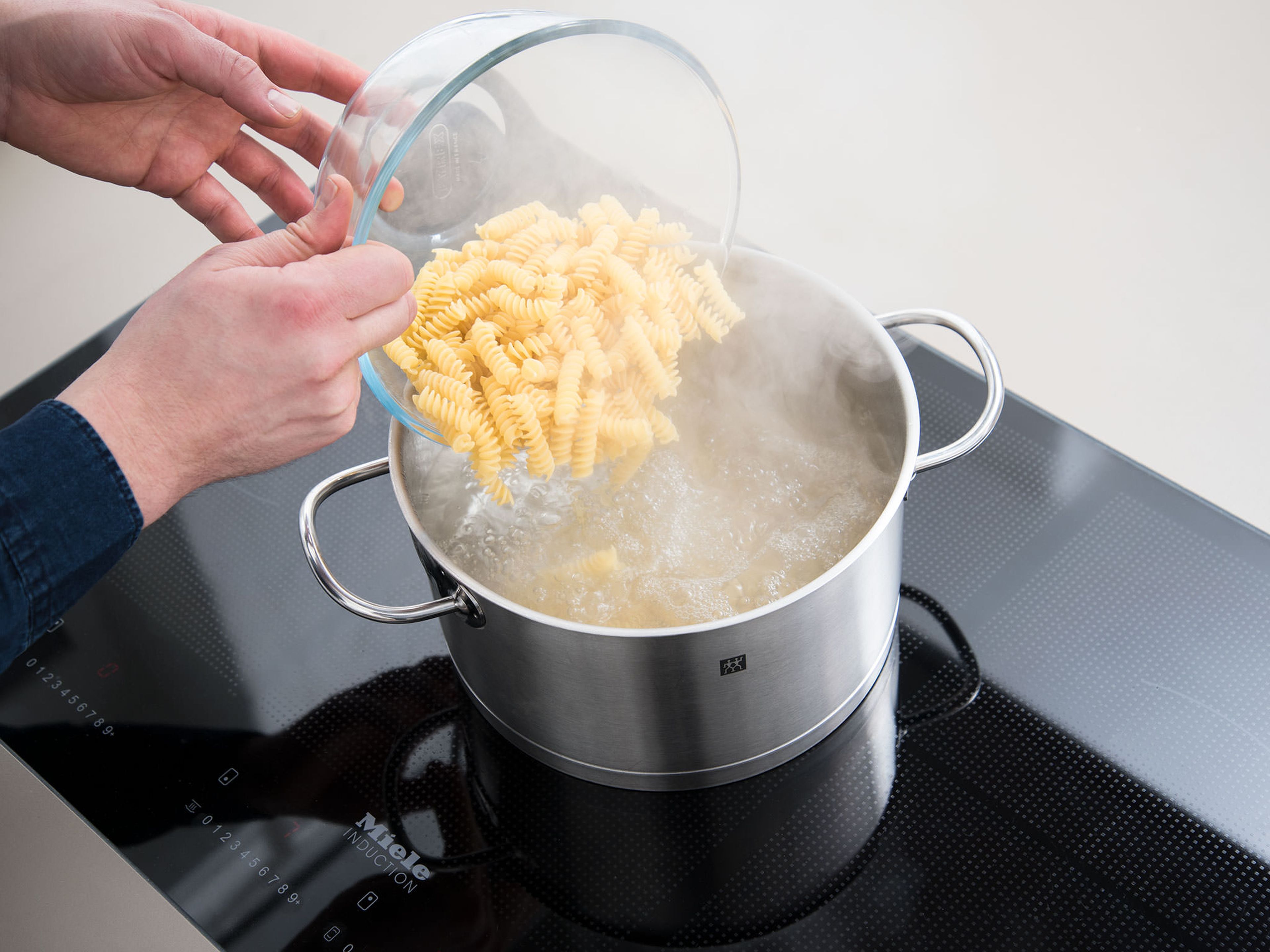 In a pot, bring some water to a boil, add salt and cook pasta according to package instructions until al dente. In the meantime, preheat oven to 200°C/390°F.