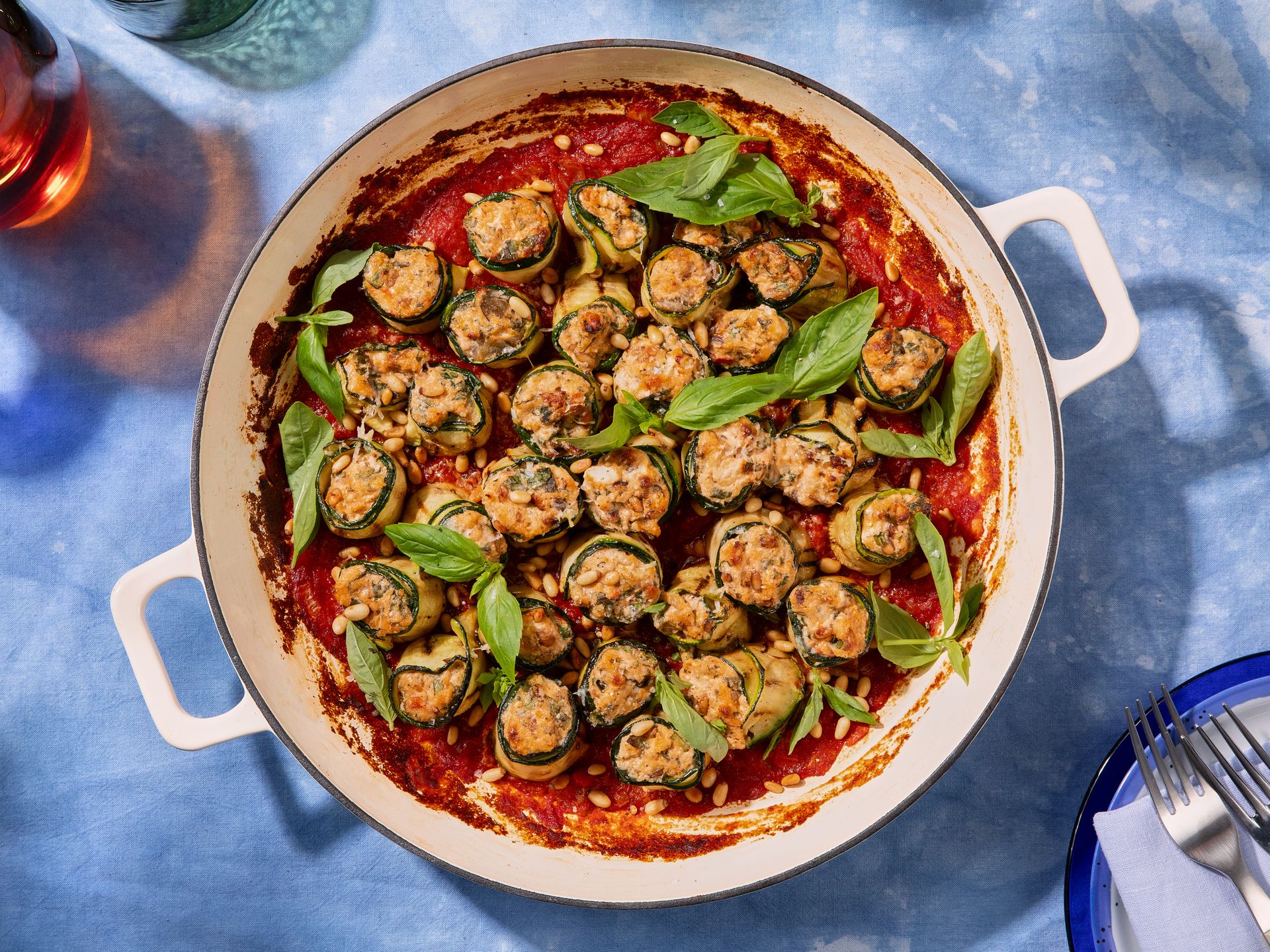 Zucchini-Involtini mit Antipasti-Ricotta-Füllung und Pinienkernen