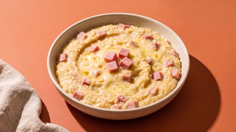 Herzhaftes Frühstück: Hirsebrei mit Schinken und Käse
