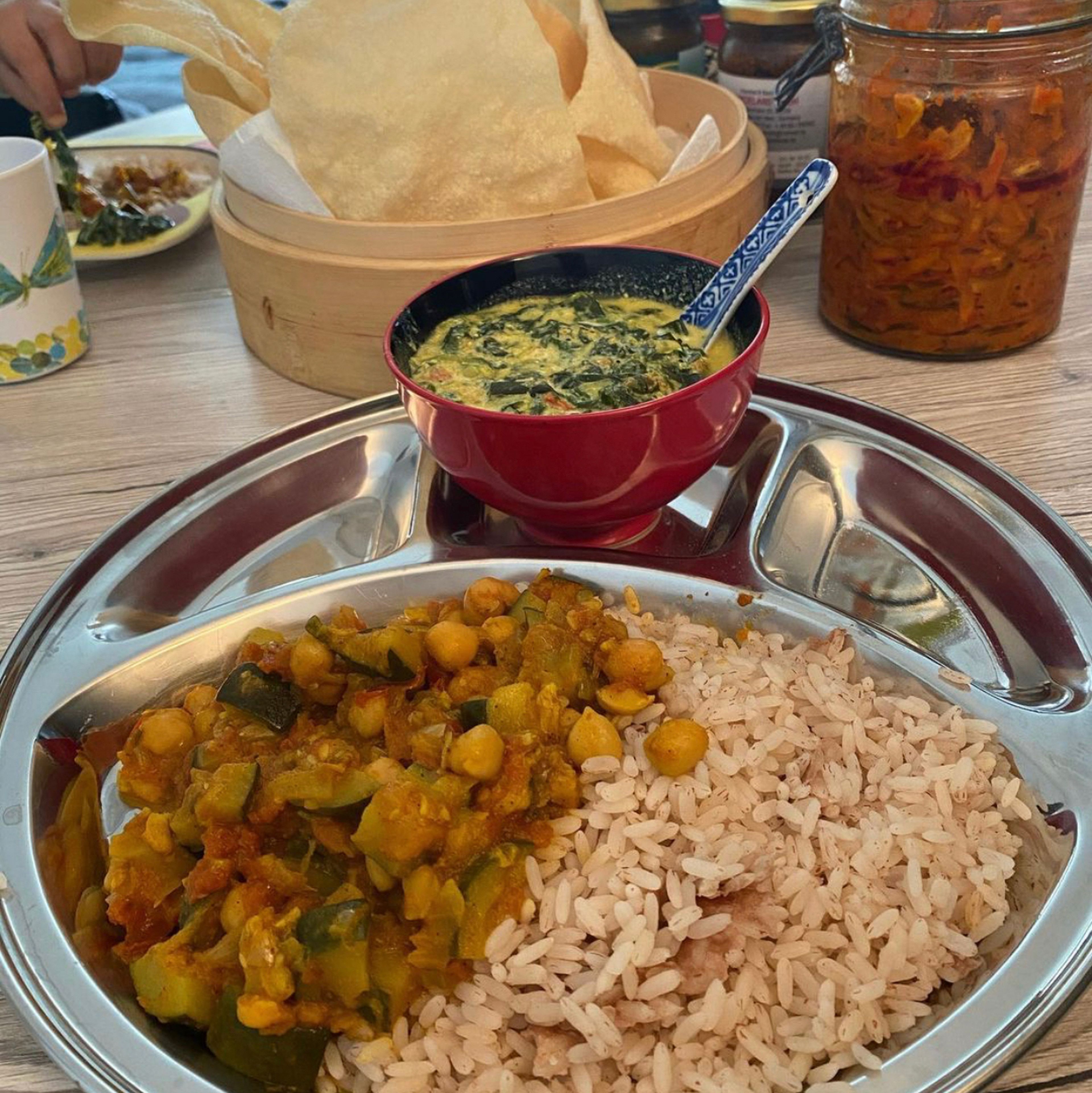 Wir essen es immer sehr gerne zusammen mit Matta Reis, Spinat Moru Curry und Papad 😋