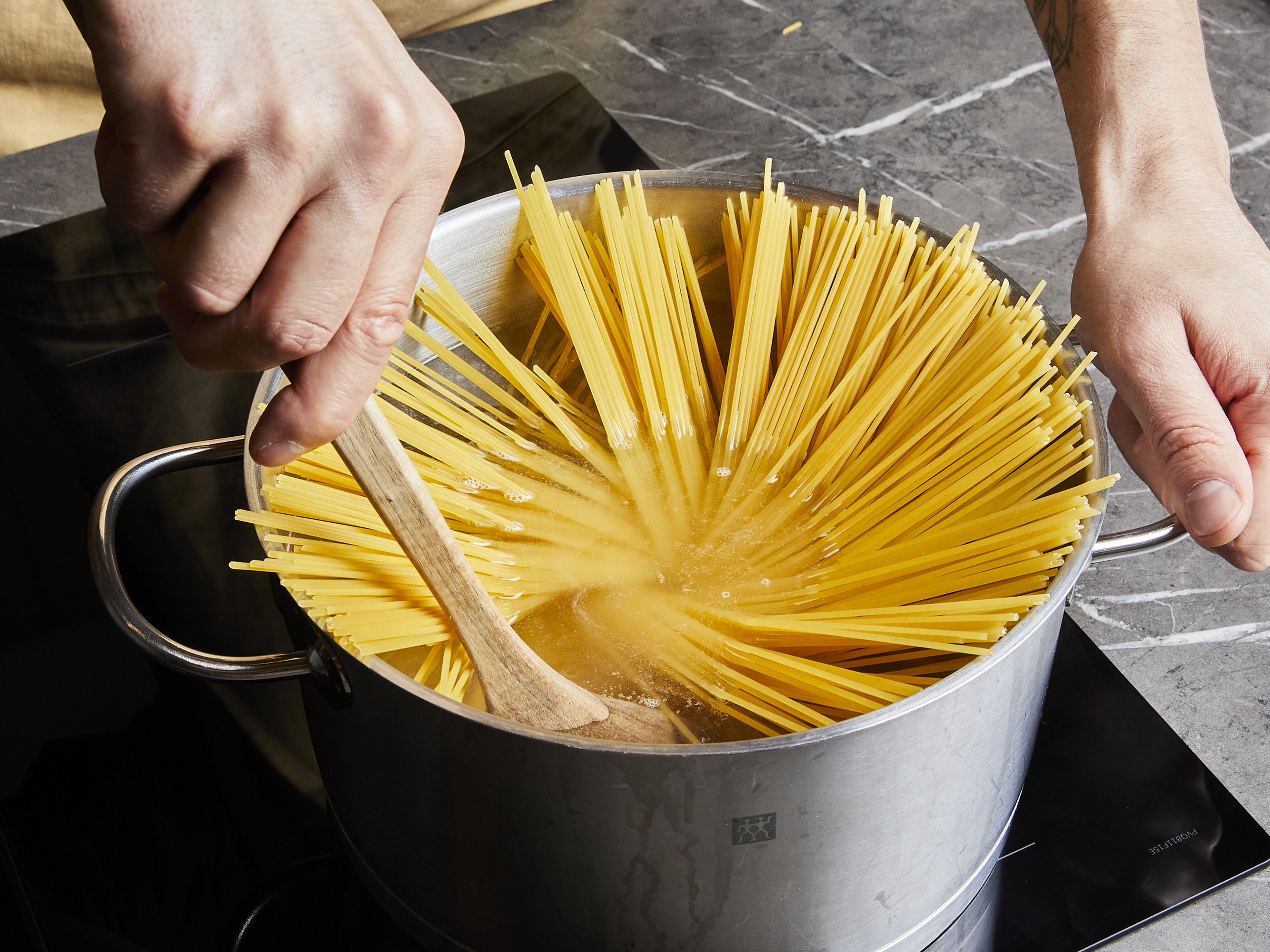 In der Zwischenzeit die Spaghetti in reichlich kochendem Salzwasser nach Packungsanweisung bissfest kochen. Die Nudeln abgießen und mit der Bolognese-Soße und geriebenem Parmesan servieren.