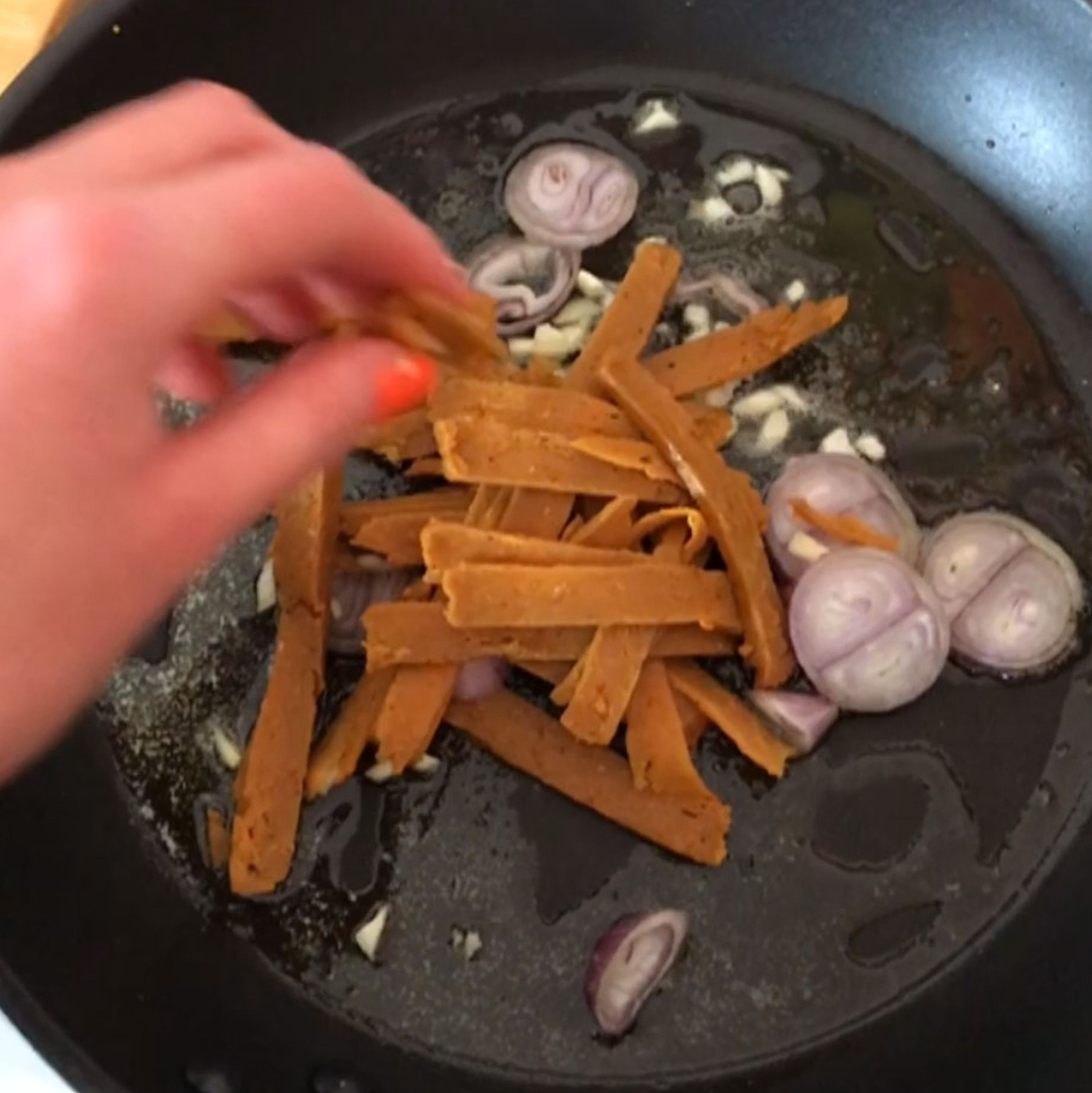 Wasser aufsetzen und Spaghetti nach Angabe kochen. Schalotten kleinschneiden. Knoblauch klein hacken. Seitan in sehr feine Streifen schneiden. Alles in einer Pfanne mit etwas Öl und/oder Margarine anbraten.