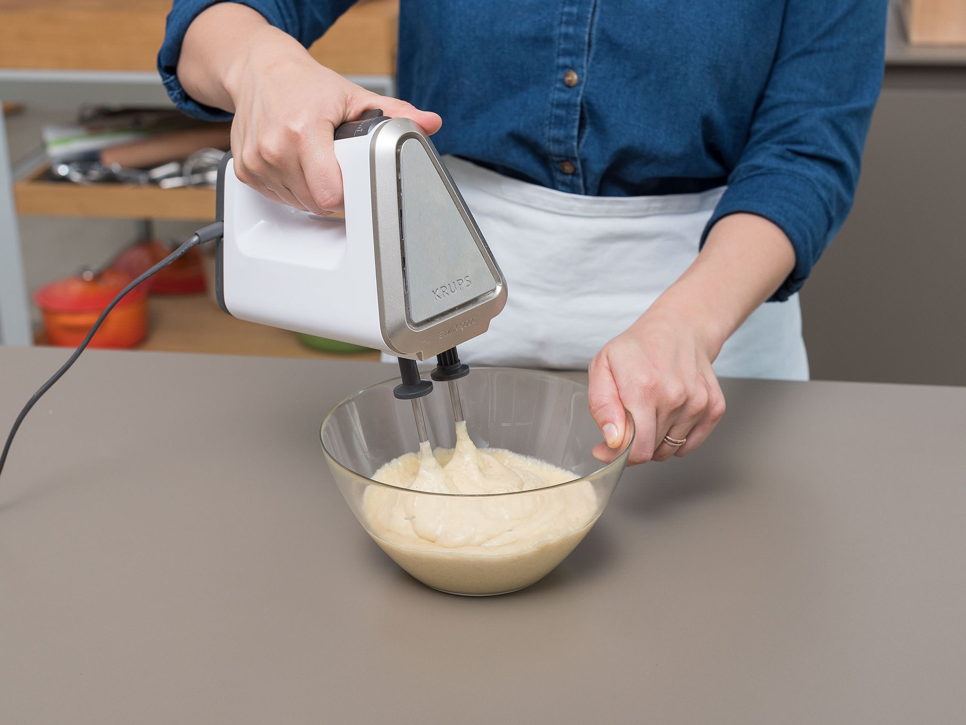 Backofen auf 180°C vorheizen. Für den Kuchenboden Mehl, Zucker, Backpulver und die Hälfte des Vanillezuckers mit einem Handrührgerät in einer Schüssel mixen. Die Butter würfeln und zusammen mit dem Ei in die Schüssel geben. Zu einem glatten Teig mixen.
