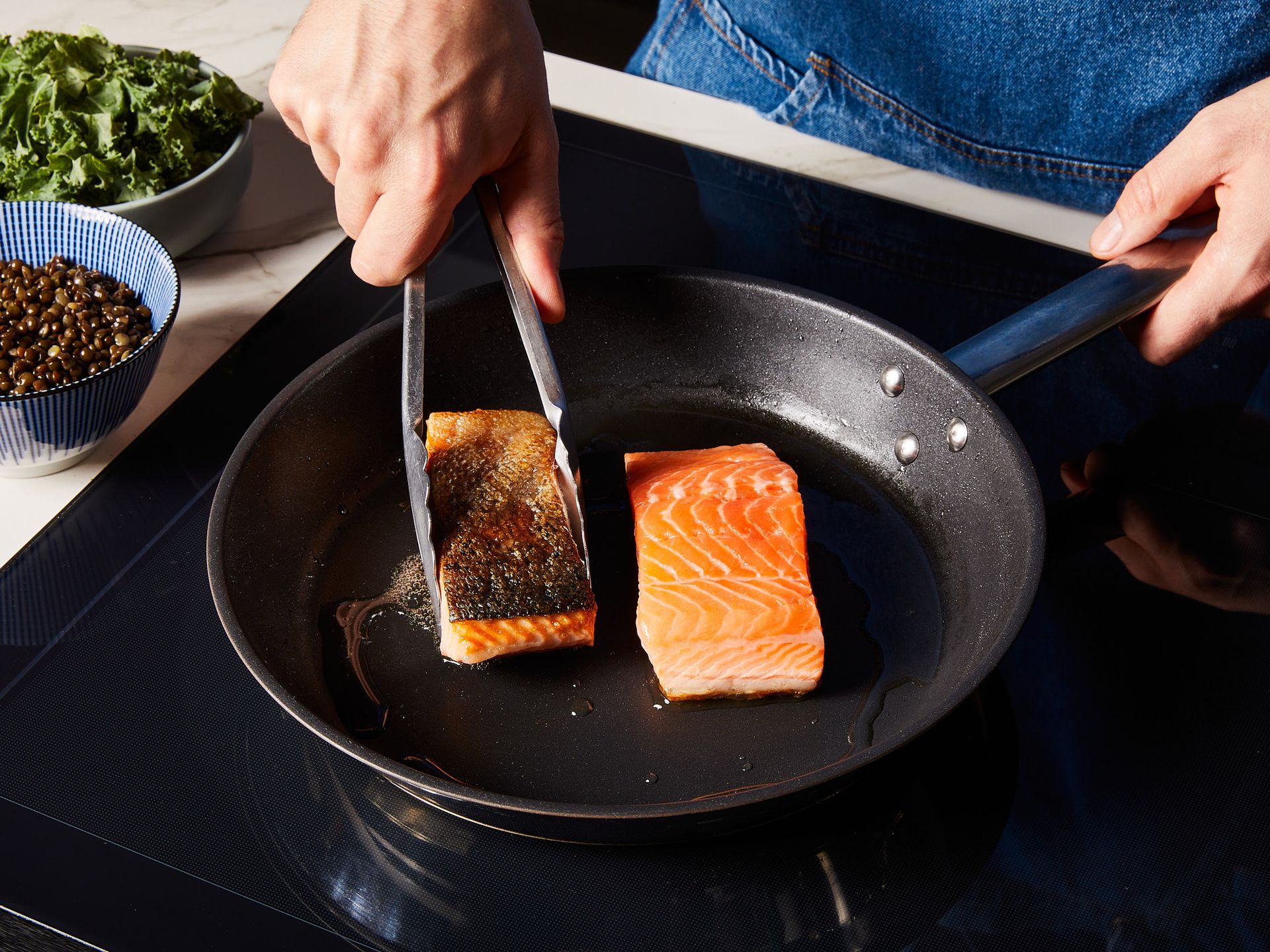 Lachs mit Belugalinsen und Süßkartoffel | Rezept | Kitchen Stories