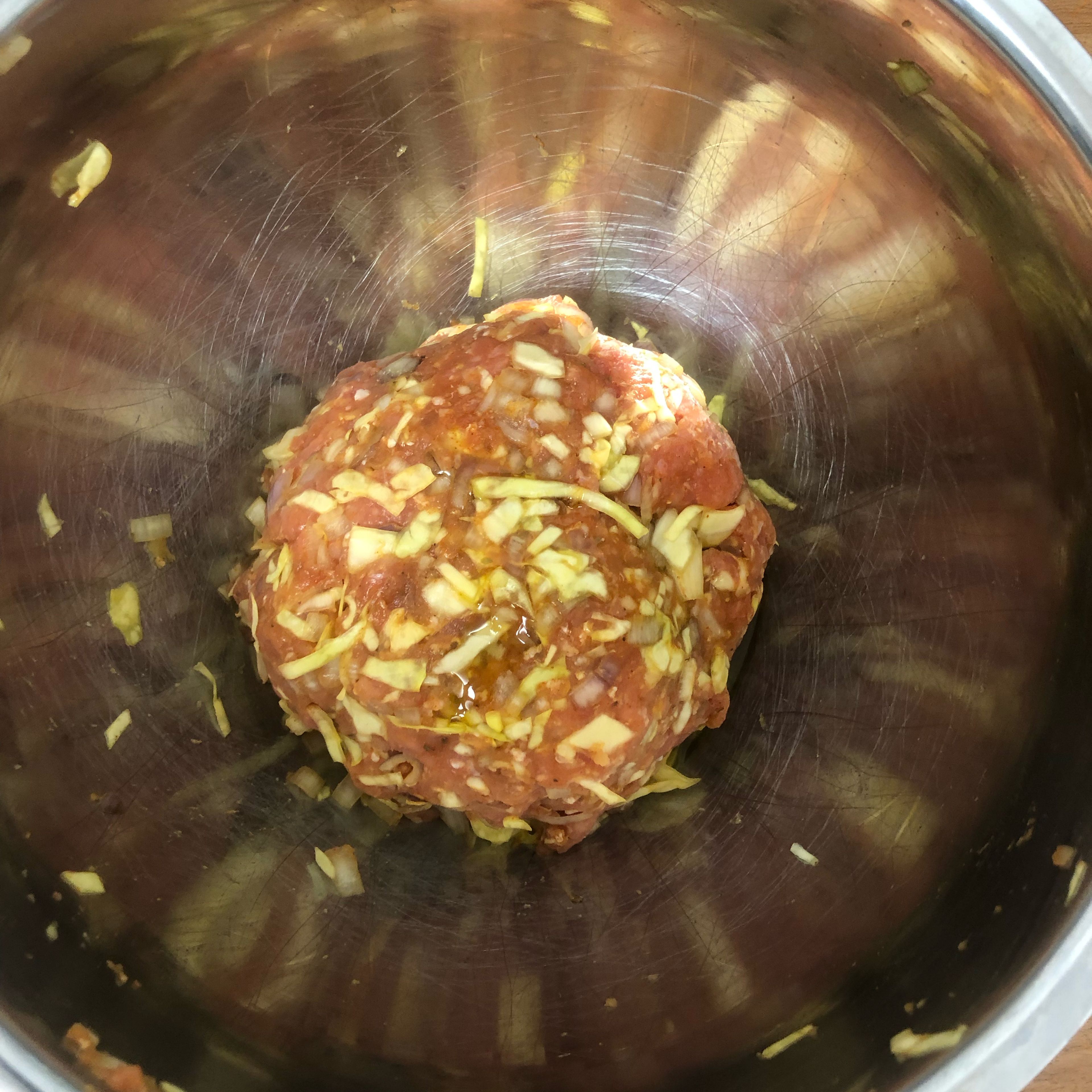 Schalotten, Kohl und Knoblauch klein schneiden ( möglichst fein ) . Mit dem Hackfleisch zusammen in einer Schüssel zu einer kompakten Masse kneten und mit Salz , Pfeffer und Paprikapulver würzen .