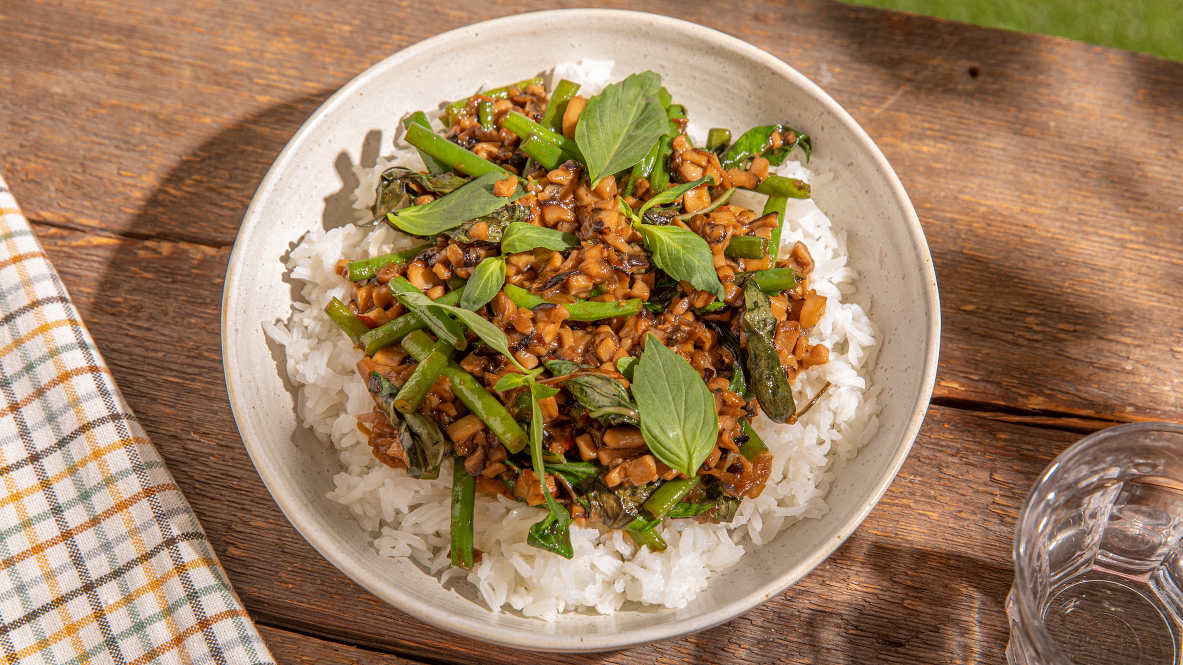 Veganes Pad Kra Pao (Thai-Stir-Fry mit Pilzen und Basilikum)