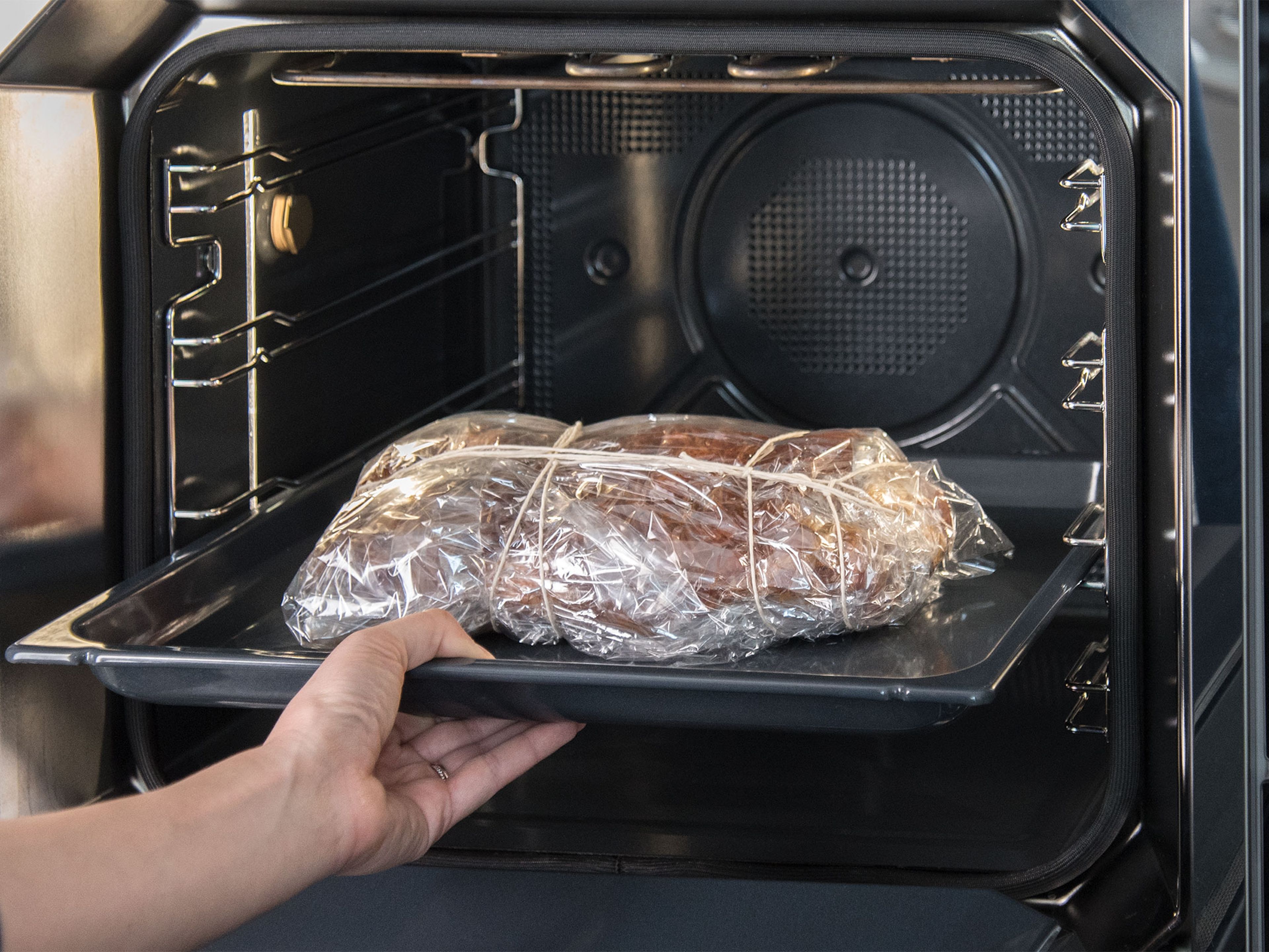 Transfer marinated pork to an oven bag, then wrap tightly in professional cooking foil. Tie with kitchen string to secure, then prick small holes into the foil. Place pork onto baking sheet, and transfer to oven on level 2. Set automatic program to "meat / pork / pulled pork" for 140 min.