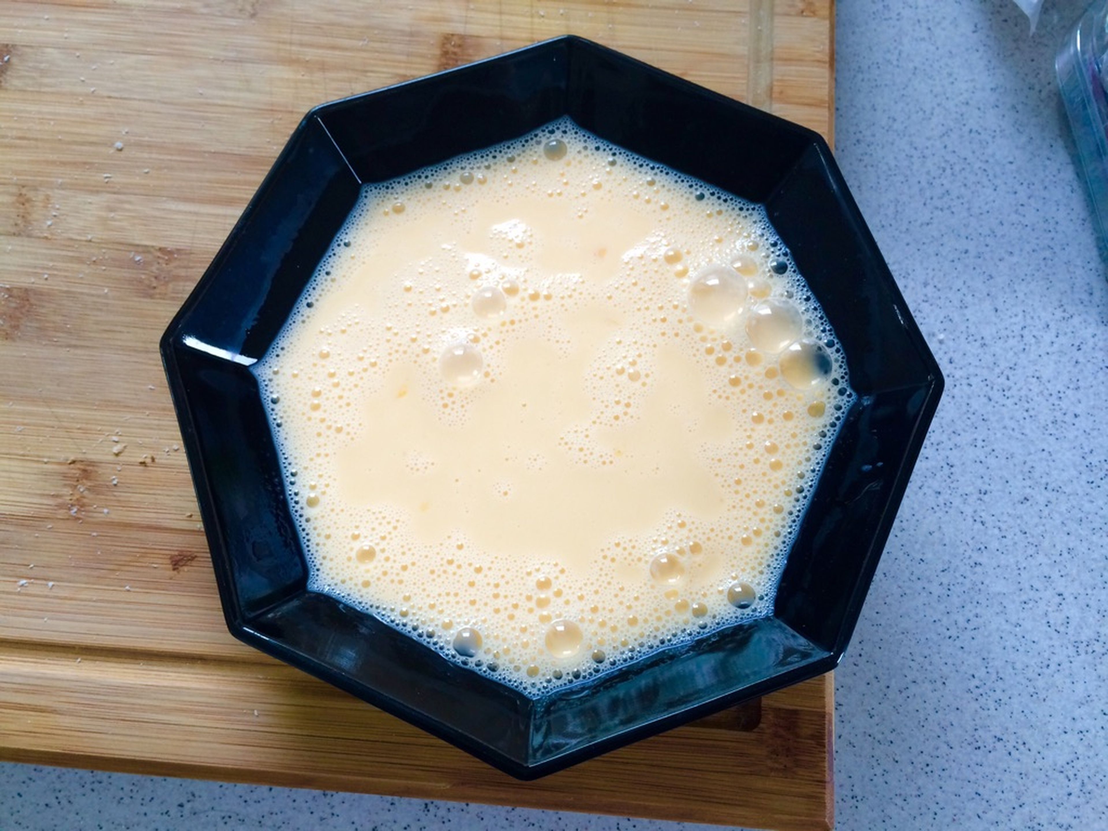 Eier und Buttermilch verrühren. Toasts zusammen rollen und in Ei-Buttermilch-Mischung wenden.