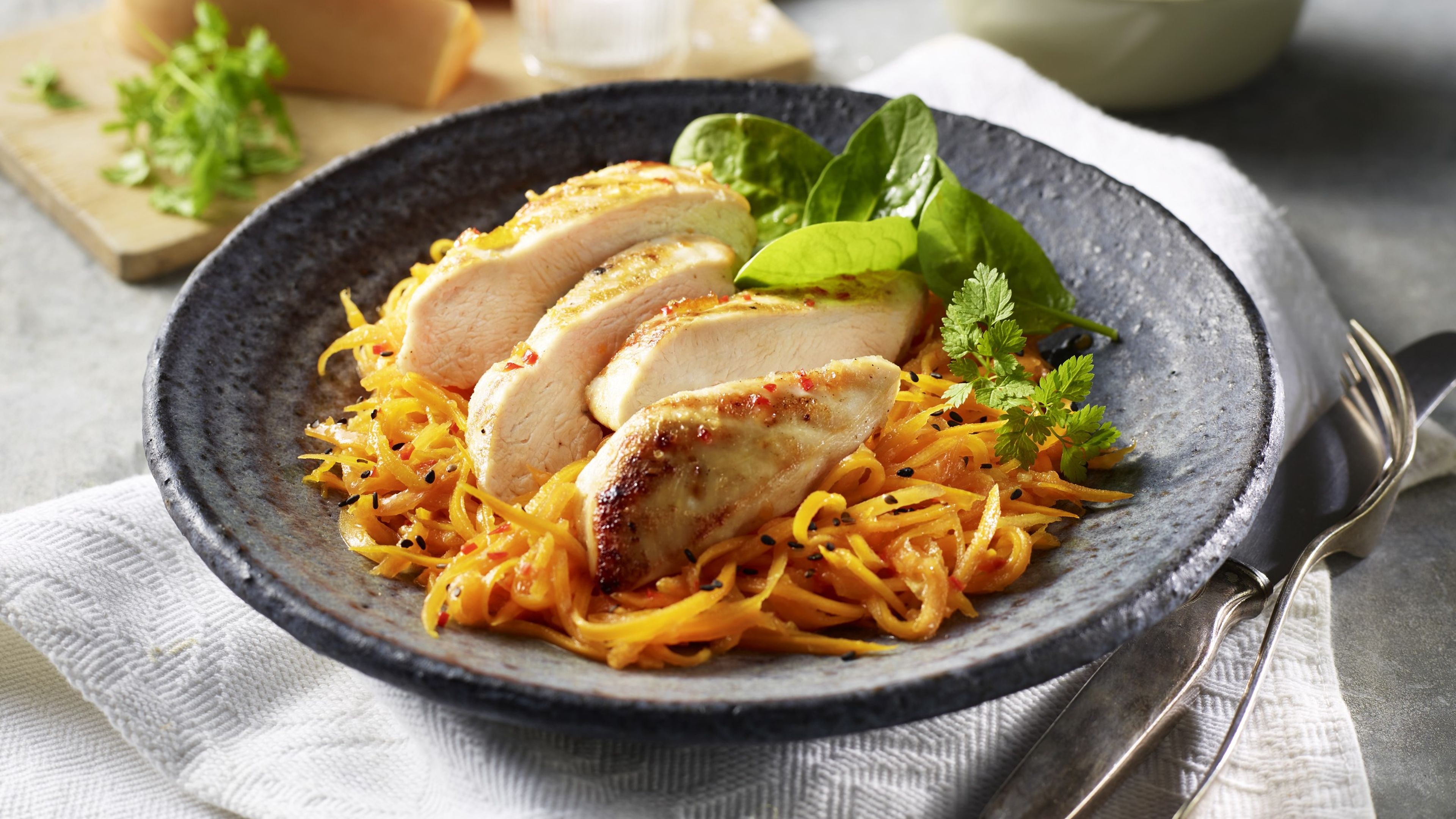 Hähnchenbrust auf Spaghetti-Kürbis-Salat mit Chicorée
