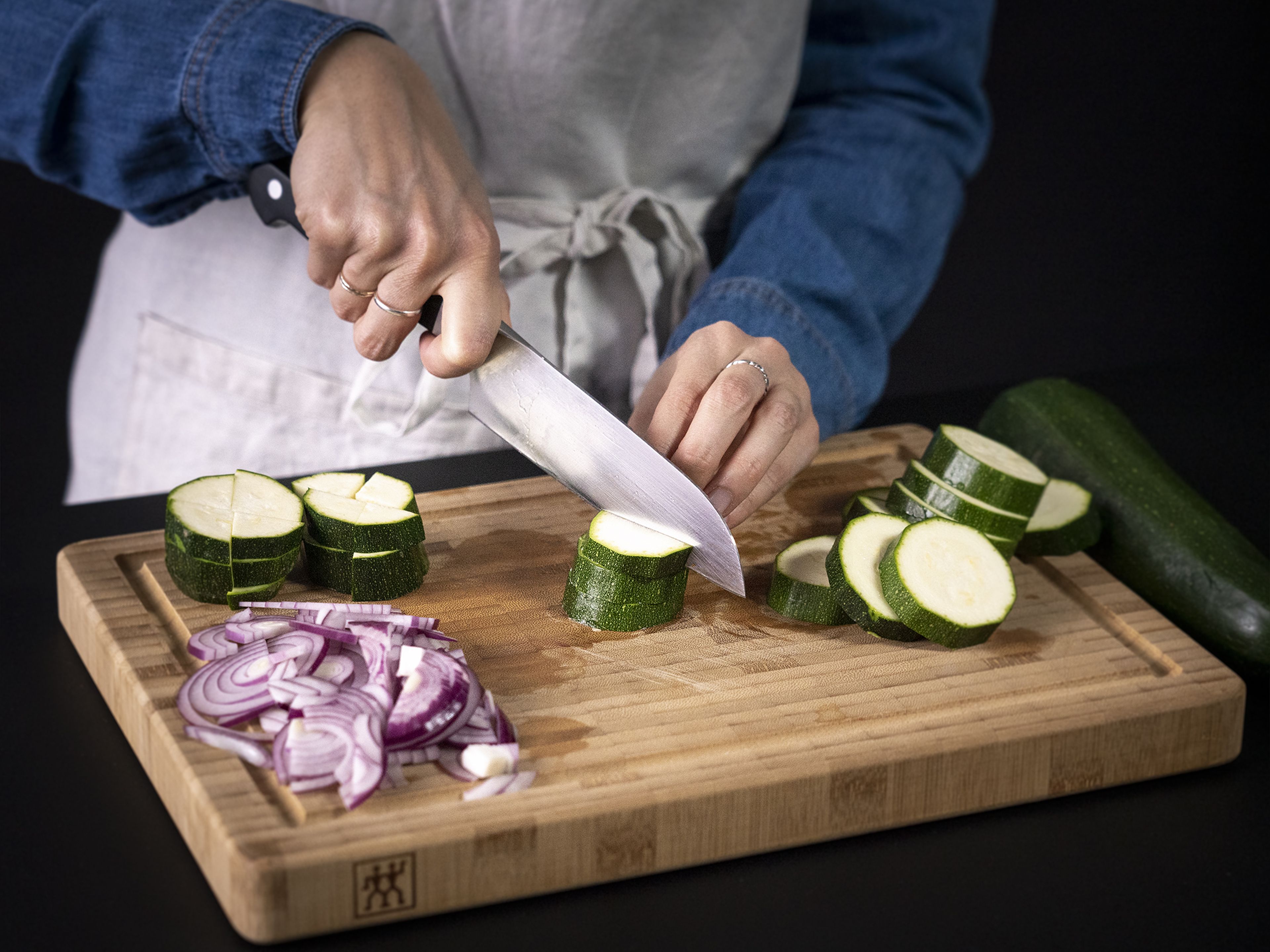 Peel and slice onion. Thickly slice zucchini and chop the slices into quarters. Drain and rinse the beans.