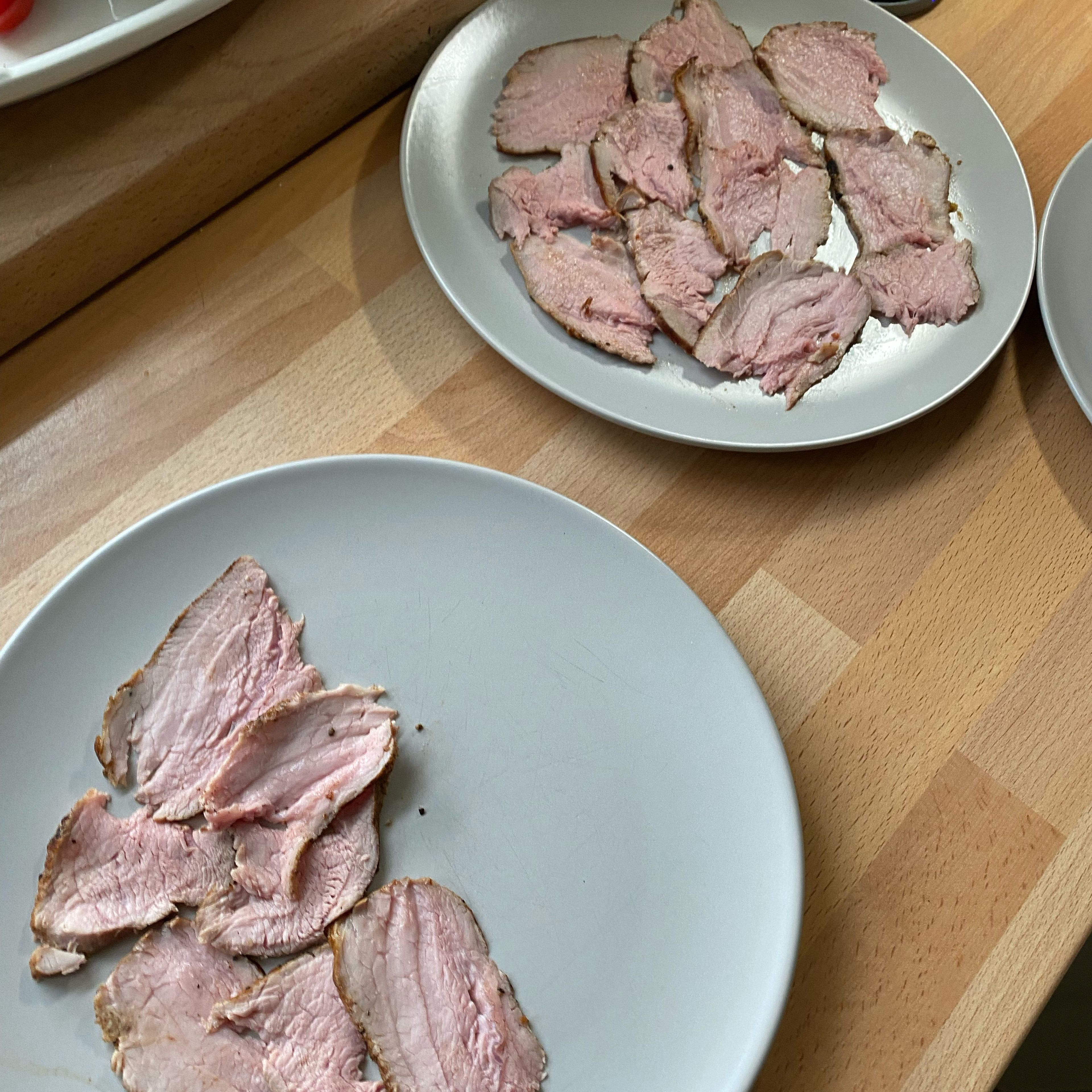 Ist das Fleisch einigermaßen erkaltet, kann es in feine Scheiben geschnitten werden und direkt auf Tellern angerichtet werden.