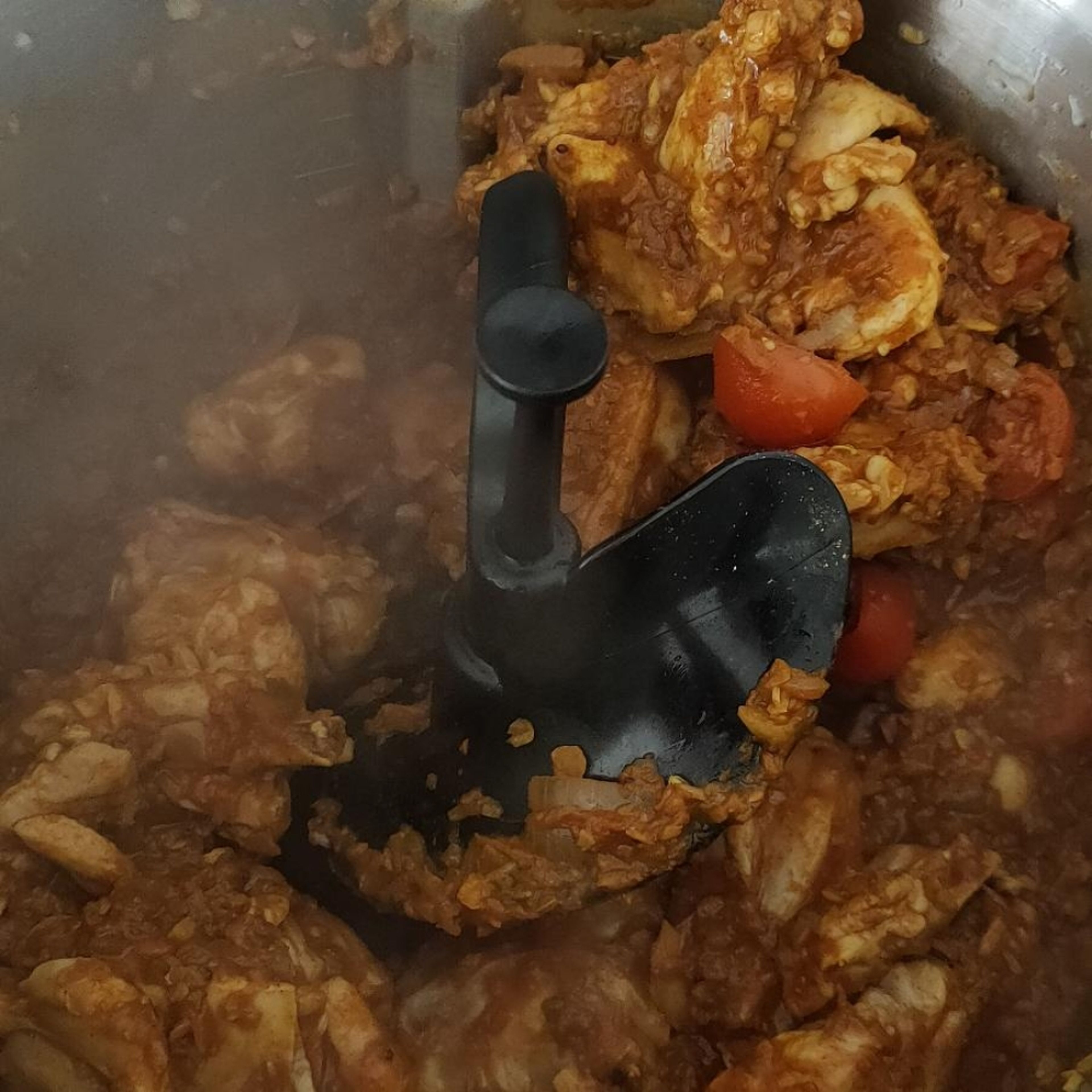 Das Fleisch hinzufügen und weiter köcheln lassen (3D-Rührer | Stufe 4 | 120°C | 25 Min.).