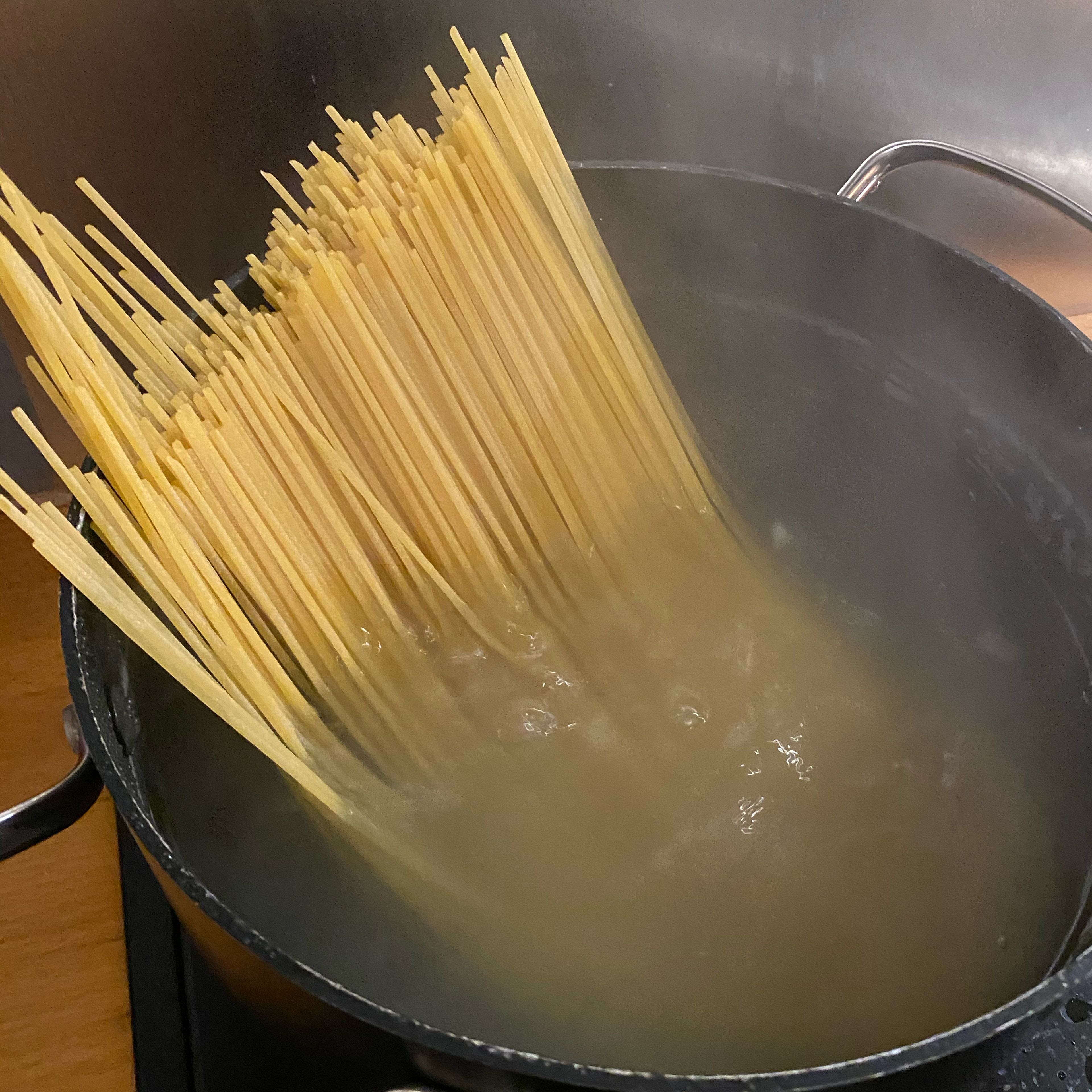 Einen großen Topf Salzwasser zum Kochen bringen und die Pasta hinzufügen. Ich habe Spaghetti verwendet, es eignen sich aber auch andere Pastaformen.