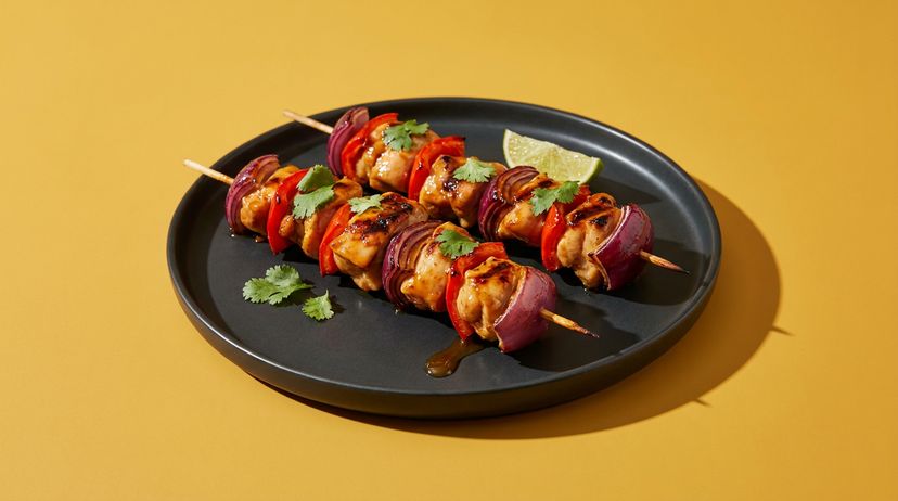 Süß-scharfe Hähnchenspieße mit klebriger Honig-Glasur vom Grill