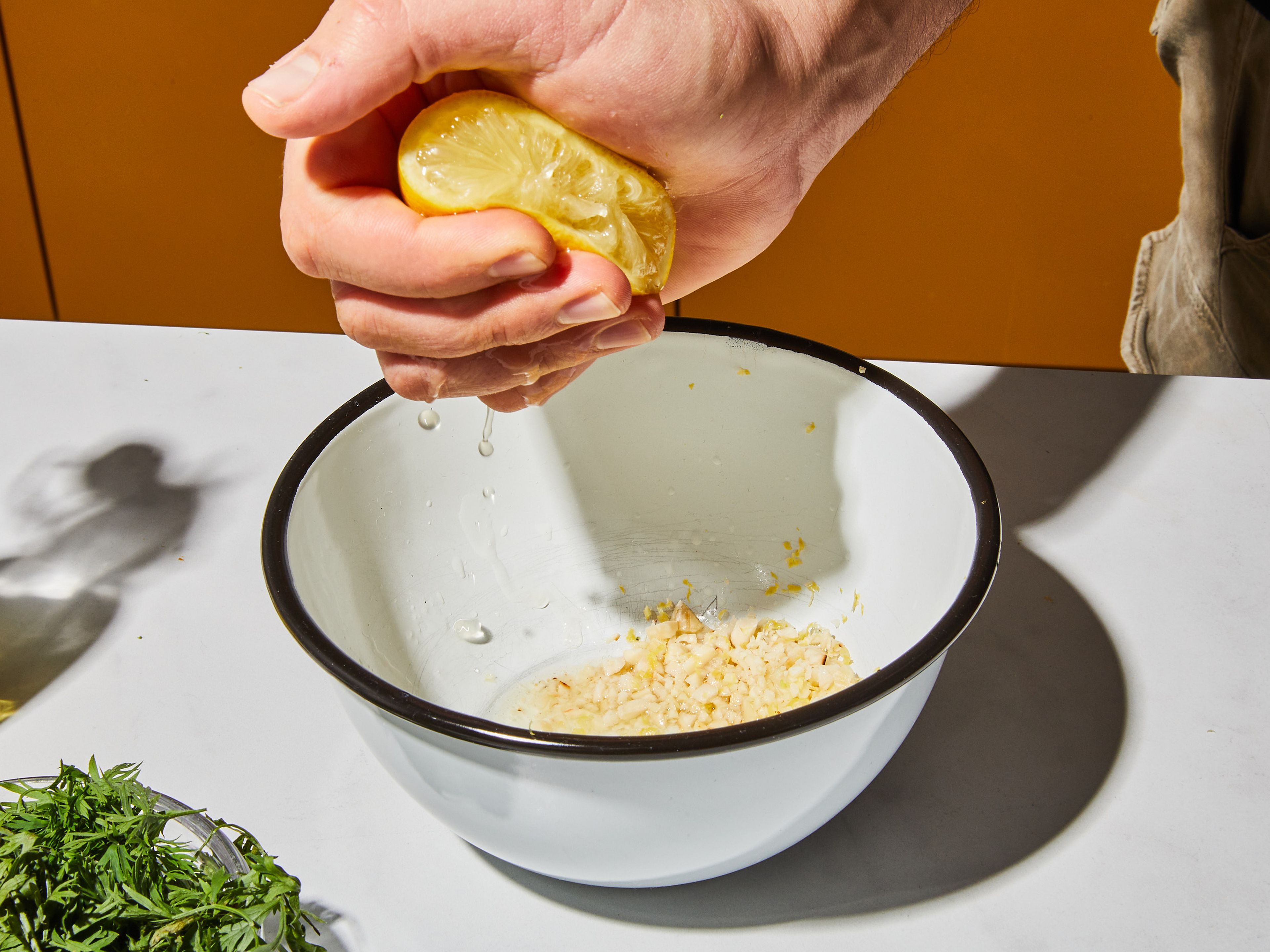 Die gerösteten Mandeln grob hacken und in eine kleine Schüssel geben. Das Karottengrün mit den Händen fest zusammendrücken und rollen, damit es sich leichter hacken lässt. Dann fein hacken und in die Schüssel mit den Mandeln geben. Die Zitrone abreiben, den Saft auspressen und ebenfalls in die Schüssel geben. Knoblauch in die Schüssel reiben, etwas Olivenöl und unsere DRESSING UP GEWÜRZMISCHUNG (falls verwendet) dazugeben, mit Pfeffer und etwas Salz abschmecken und gut vermischen. Zum Servieren Quinoa auf Tellern oder Schüsseln verteilen. Mit dem gerösteten Gemüse und der Karotten-Gremolata anrichten. Guten Appetit!