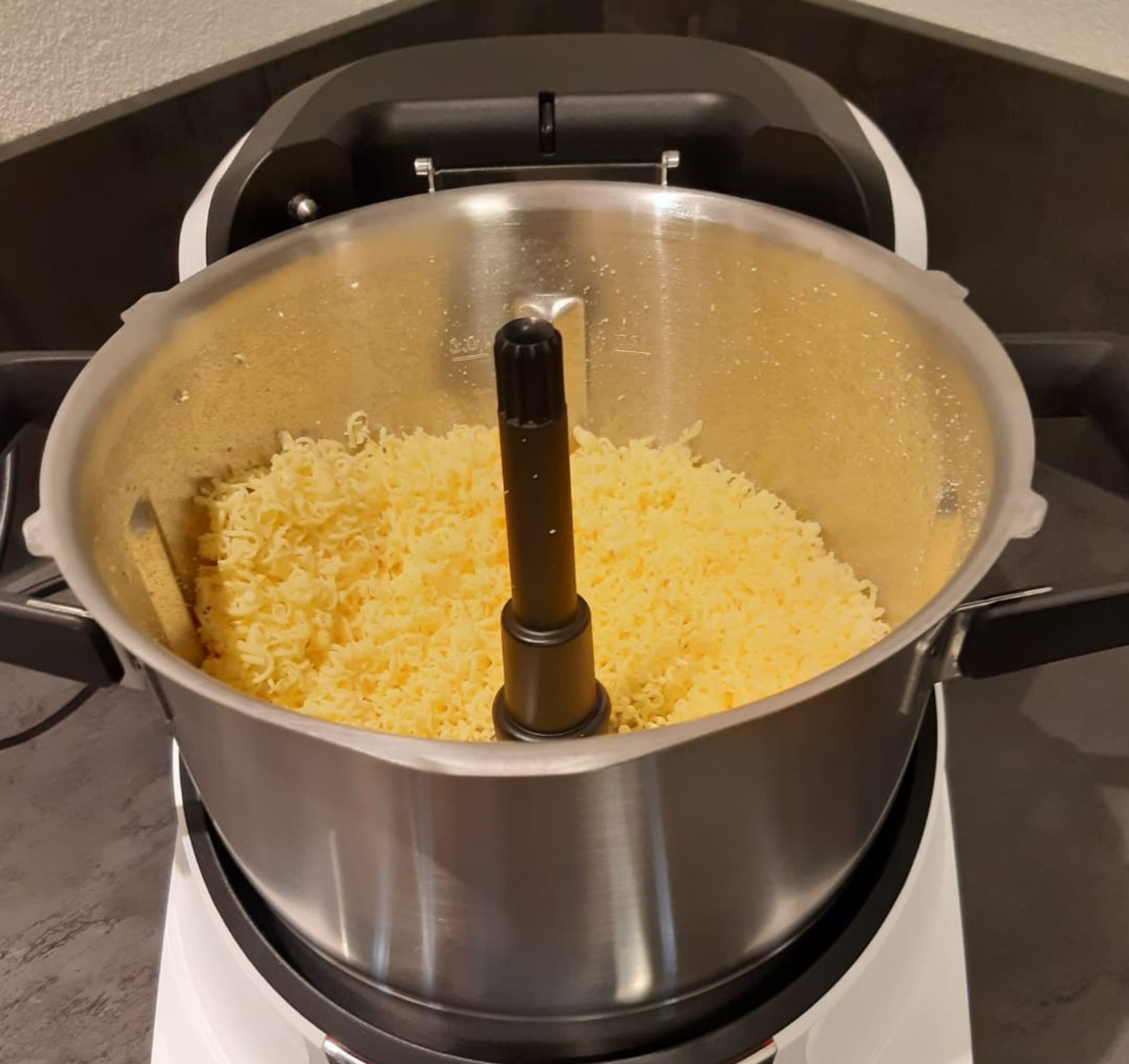 Käse mit der feinen Cookit Wenderaspelscheibe – eingesetzt im Zerkleinerungsaufsatz – bei geschlossenem Deckel auf Stufe 3 (Wenderaspelscheibe| Stufe 3 | 30 Sek.) raspeln und in eine Schüssel umfüllen.