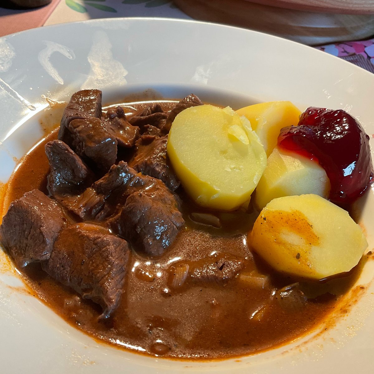 Rehragout mit Salzkartoffeln | Rezept | Kitchen Stories