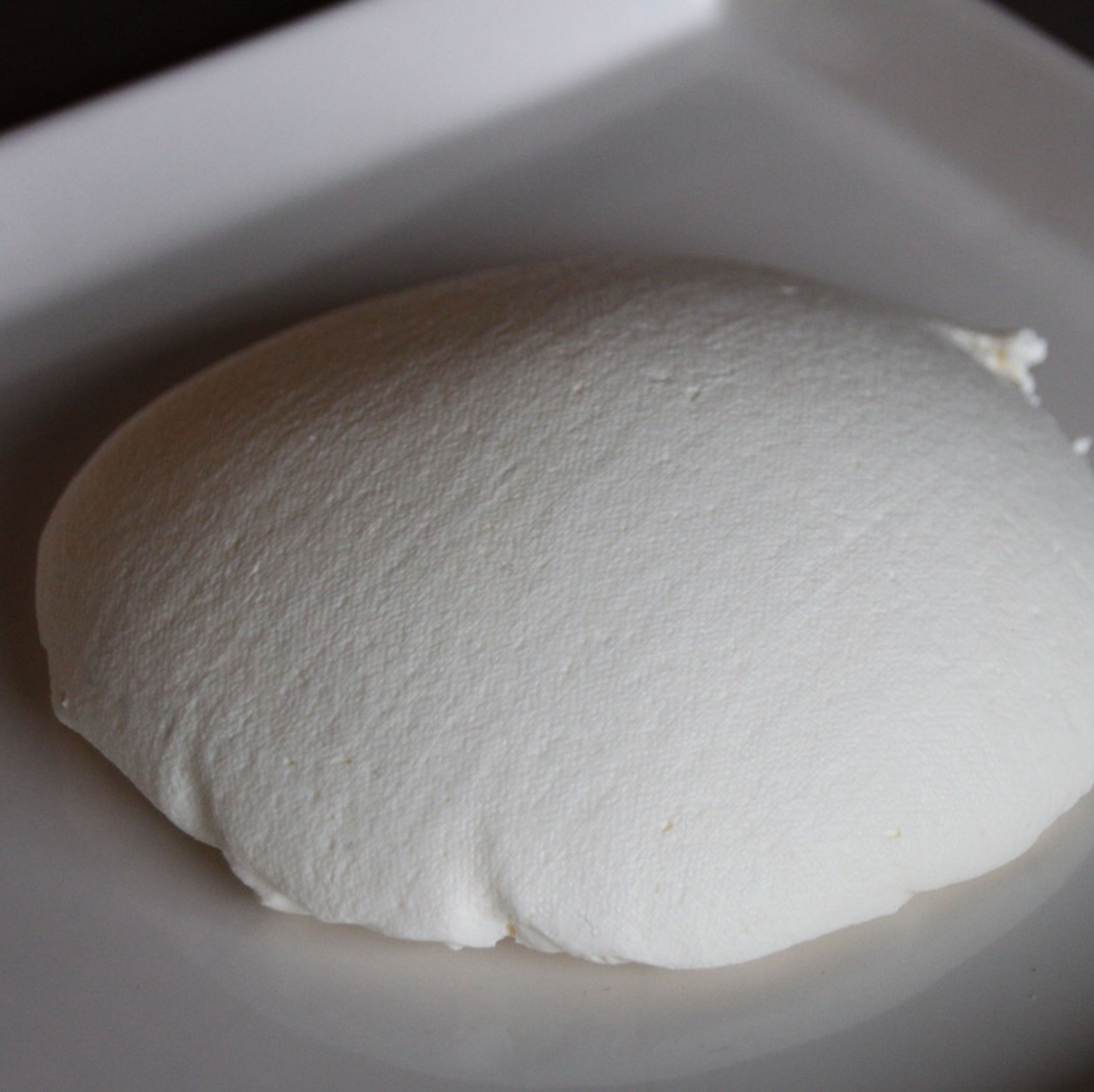 Nach den 12 Studen stürzt Ihr die Joghurtbombe auf einen Teller.